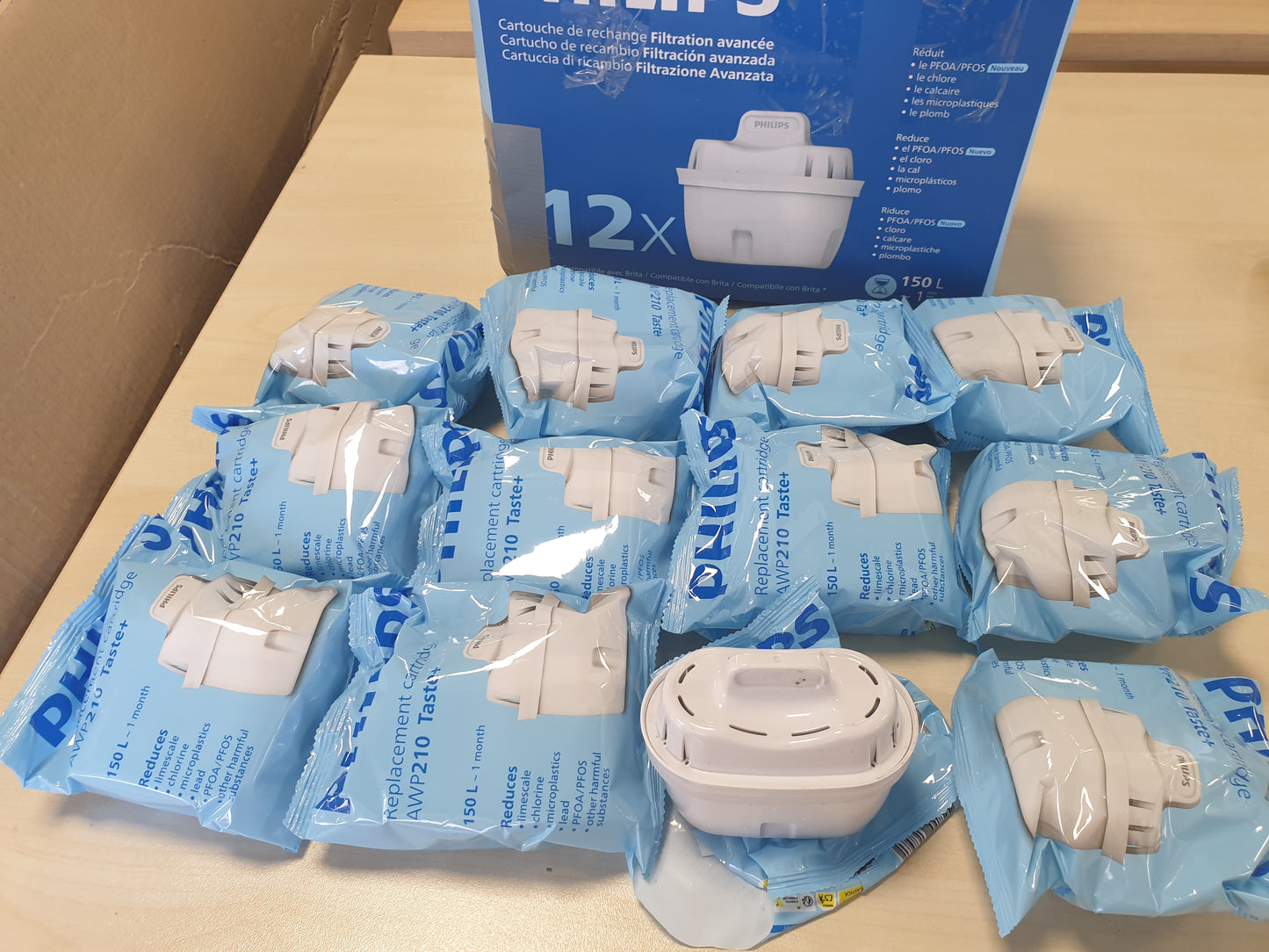 245362 - PHILIPS Filtrat Zëvendësues të Ujit me Filtrim të Avancuar, pako me 12 copë, zvogëlojnë mikroplastikën, klorin, gëlqeren, metalet e rënda, të pajtueshme me Brita*