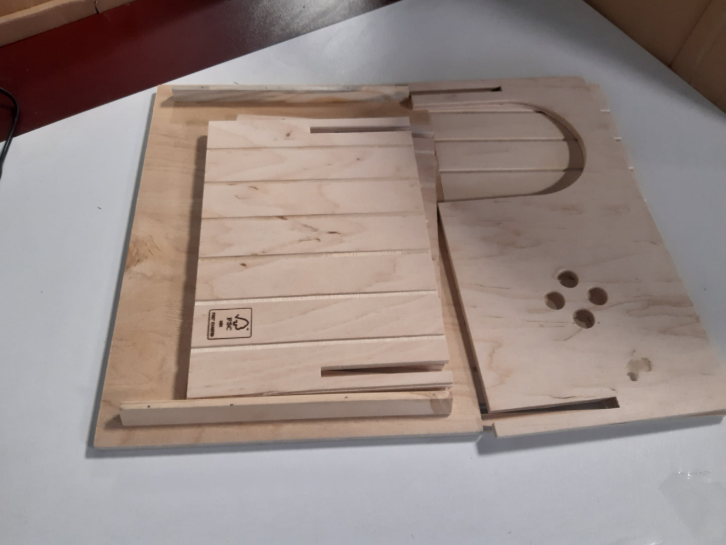 233212 - FERPLAST Shtëpi lepuri 37 x 27.7 x 20 cm, prej druri, me çati të sheshtë dhe vrima ventilimi