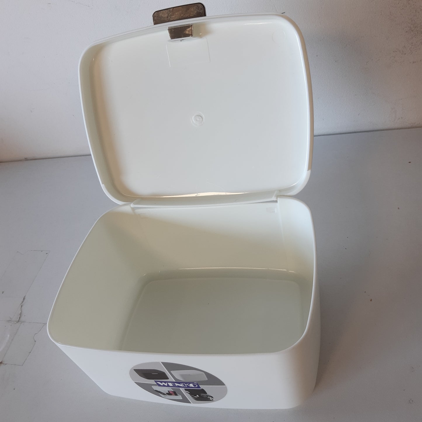 229825 - WENKO Kuti Banjo Model Barcelona - 19.5 x 11 x 16 cm, plastikë speciale e pathyeshme, pa BPA, e bardhë
