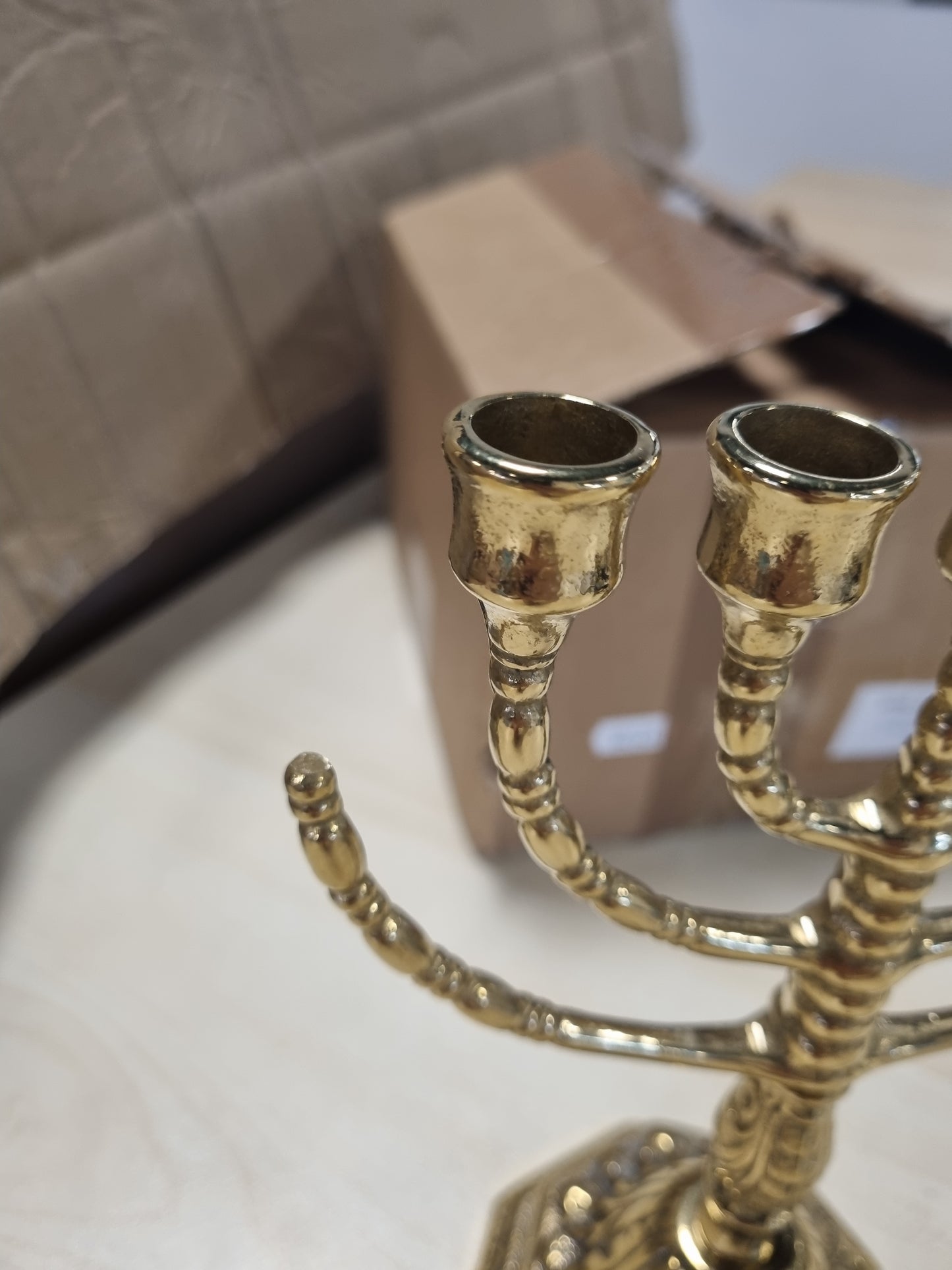 213303 - NKLAUS Mbajtëse qirinjsh Menorah prej bronzi e punuar me dorë, 23cm