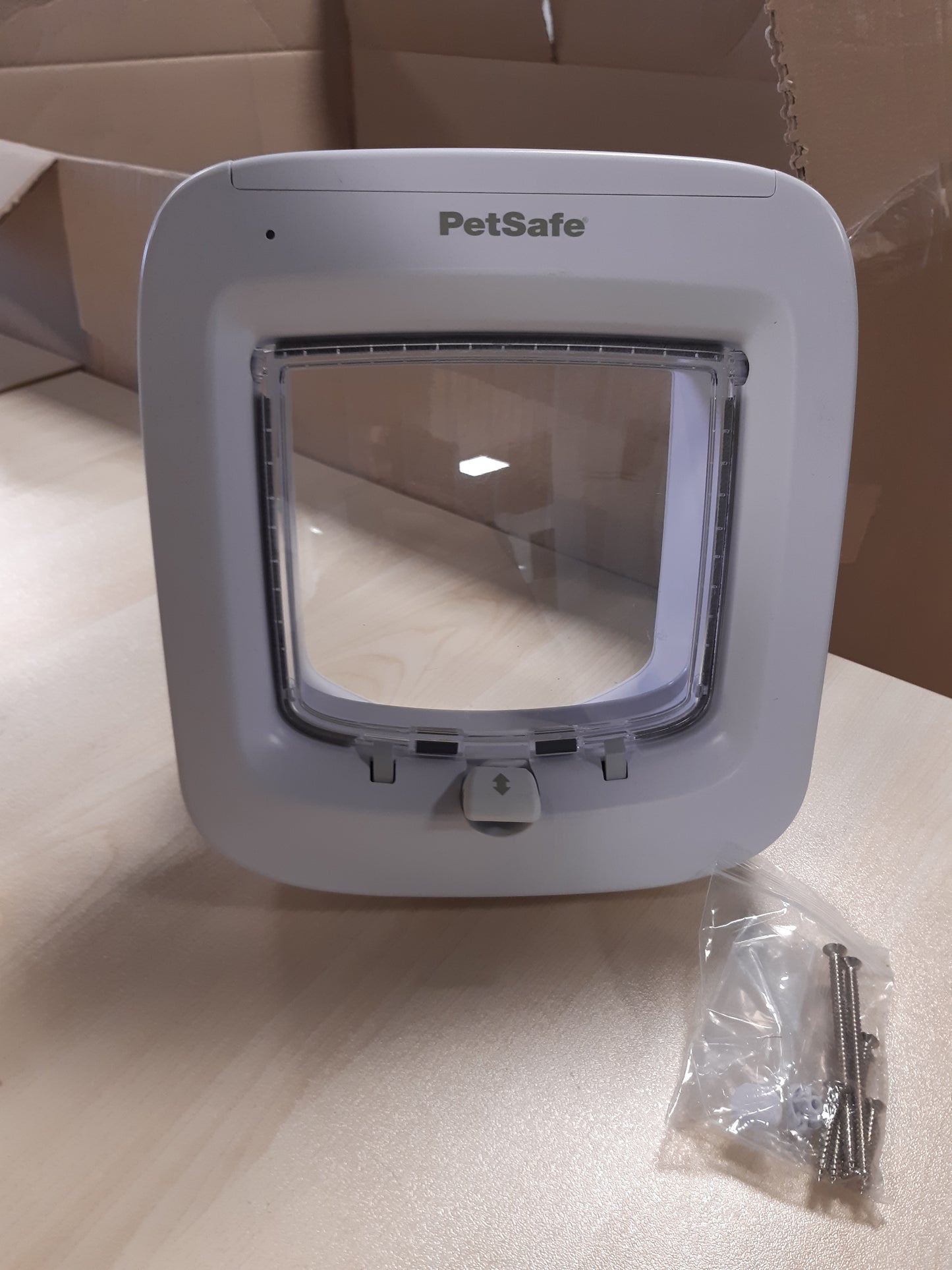 170429 - PETSAFE Kapak për Mace me Mikroçip, i Bardhë, Instalim i Lehtë, Parandalon Hyrjen e Të Huajve, Përshtatet për Mace deri në 7kg