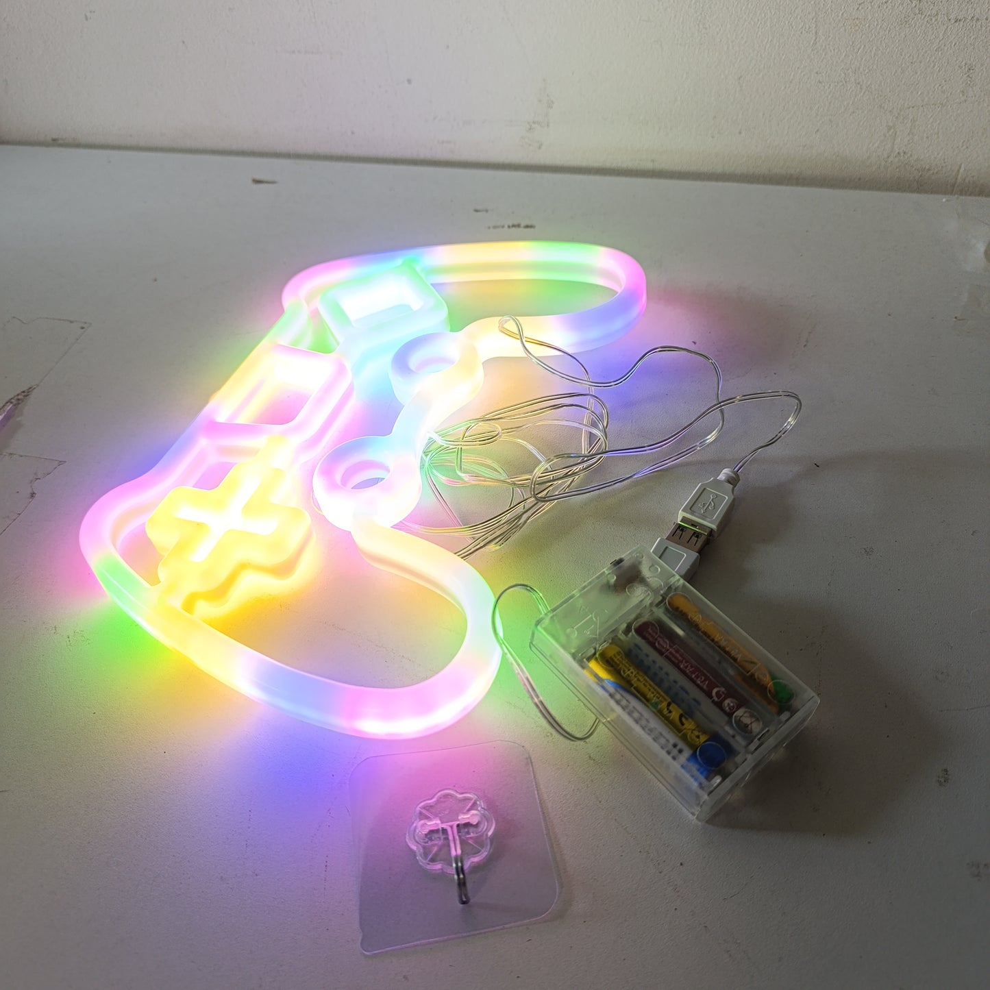216640 - Dritë Neoni LED HOTUT GAMER, SHENJË NEONI PËR LOJËRA, SHENJË NEONI NË FORMË LOJE QË FUNKSIONON ME USB DHE BATERI PËR INTERNET KAFE, DHOMË LOJËRASH, BAR, DEKOR PËR FESTA, PA ERRËSIM