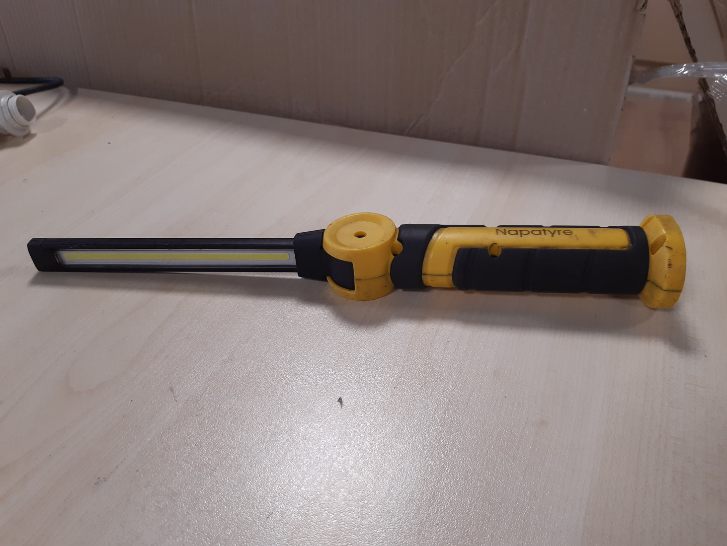 205634 - FENER LED Napatyre i Rikarikueshëm 4000mAh, Dritë Pune me Rrotullim 120° dhe Bazë Magnetike, Llambë Inspektimi Portative 1000 Lumen me 3 Modalitete, Përdorim për Punë në Shtëpi dhe Emergjencë (1 Pako)