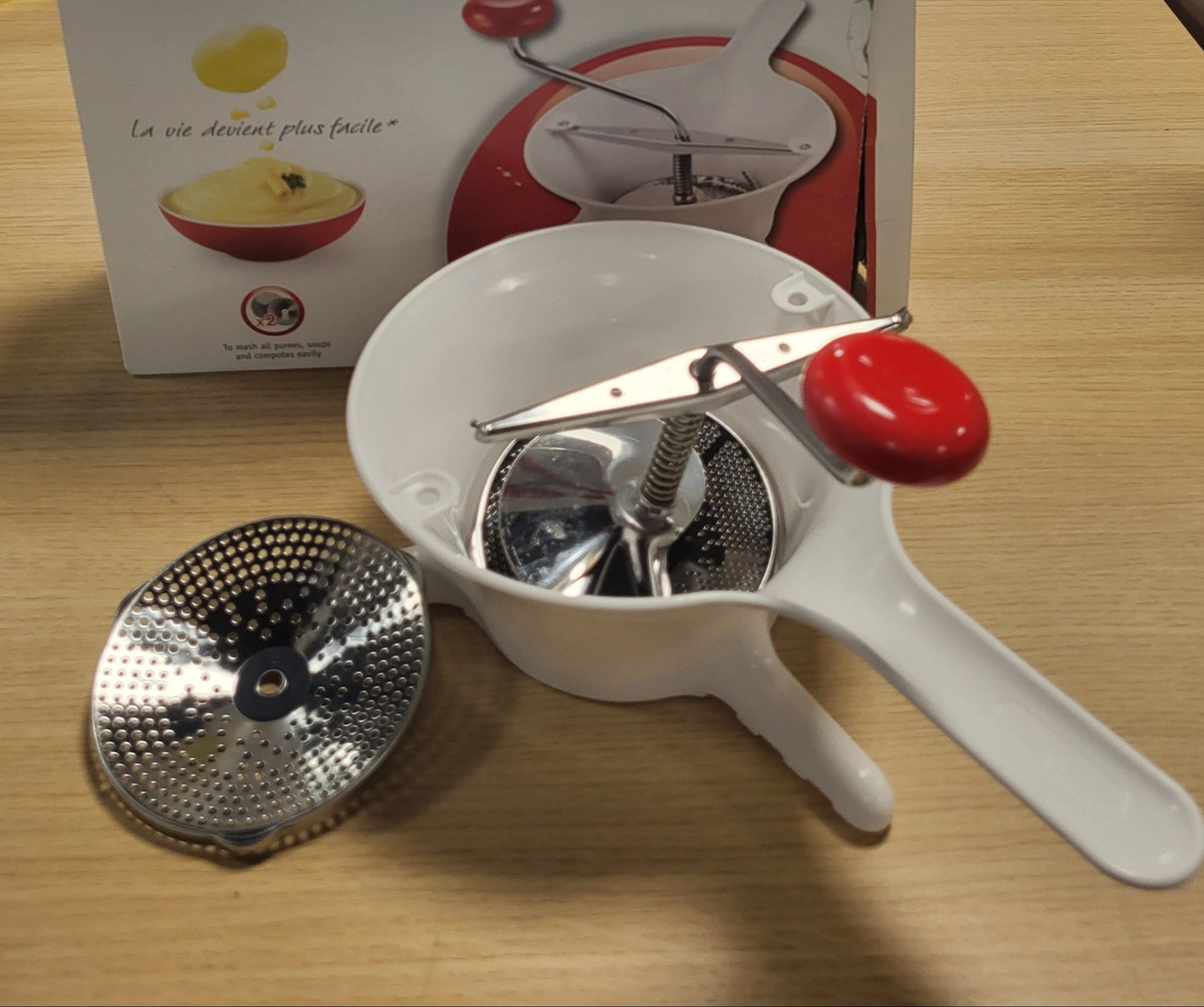 168279 - MOULINEX - Mulli Manual Ushqimi, Plastike dhe çelik Inox, Formati Kompakt, Dy Disqe Sitjeje, Për Pure, Supa dhe Kompoto, Dorezë Ergonomike, e Lehtë për t'u Pastruar, Modeli K10121