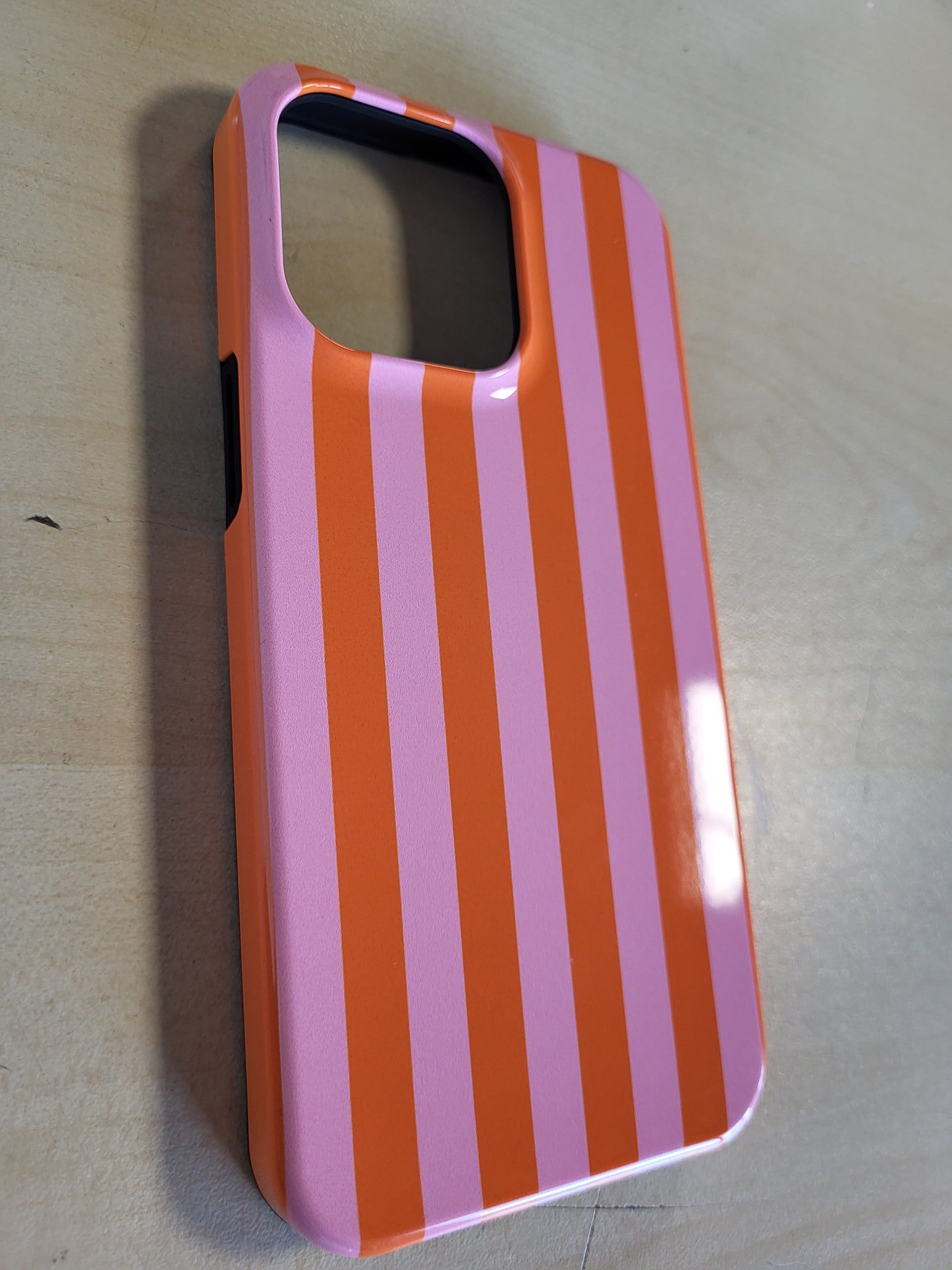 268909 - Mbështjellëse me vija PORTOKALLI dhe ROZË për iPhone 15 Pro Max