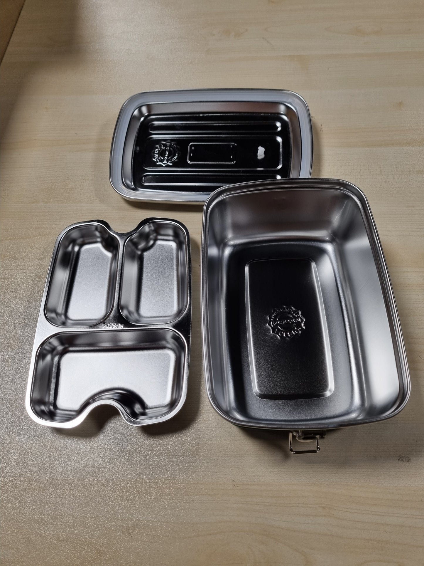 228955 - Kuti dreke prej çeliku inox 2000 ml, dyfishtë me 3 ndarje, e papërshkueshme nga rrjedhjet