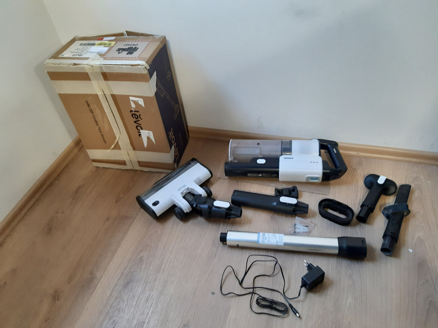 84208 - LEVOIT LVAC-200 - Fshesë Pa Tel, Ngjyra e Zezë dhe e Bardhë