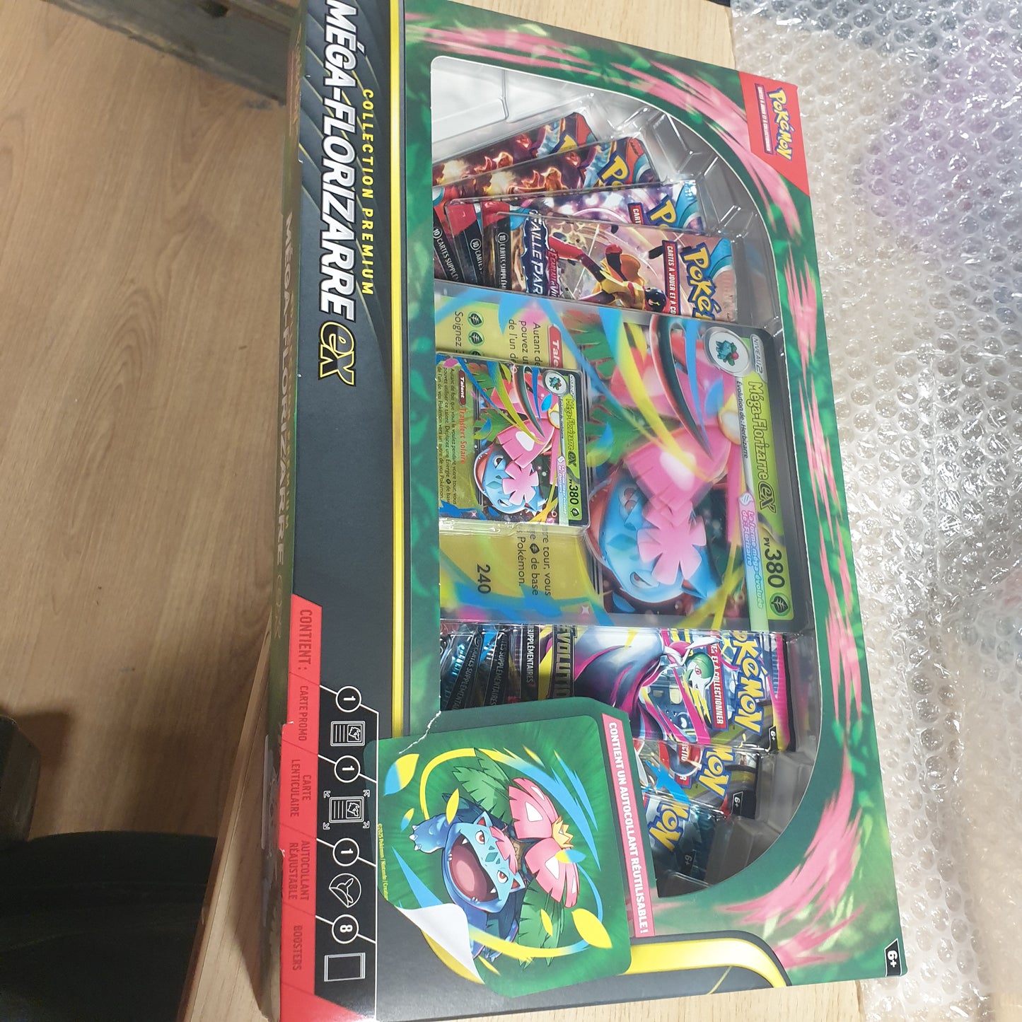 141529 - Pokémon – Mega Florizarre-ex Premium Collection, përfshin 1 kartë promo me shkëlqim, 1 kartë promo të madhe lentikulare dhe 8 paketa booster nga Pokémon TCG.