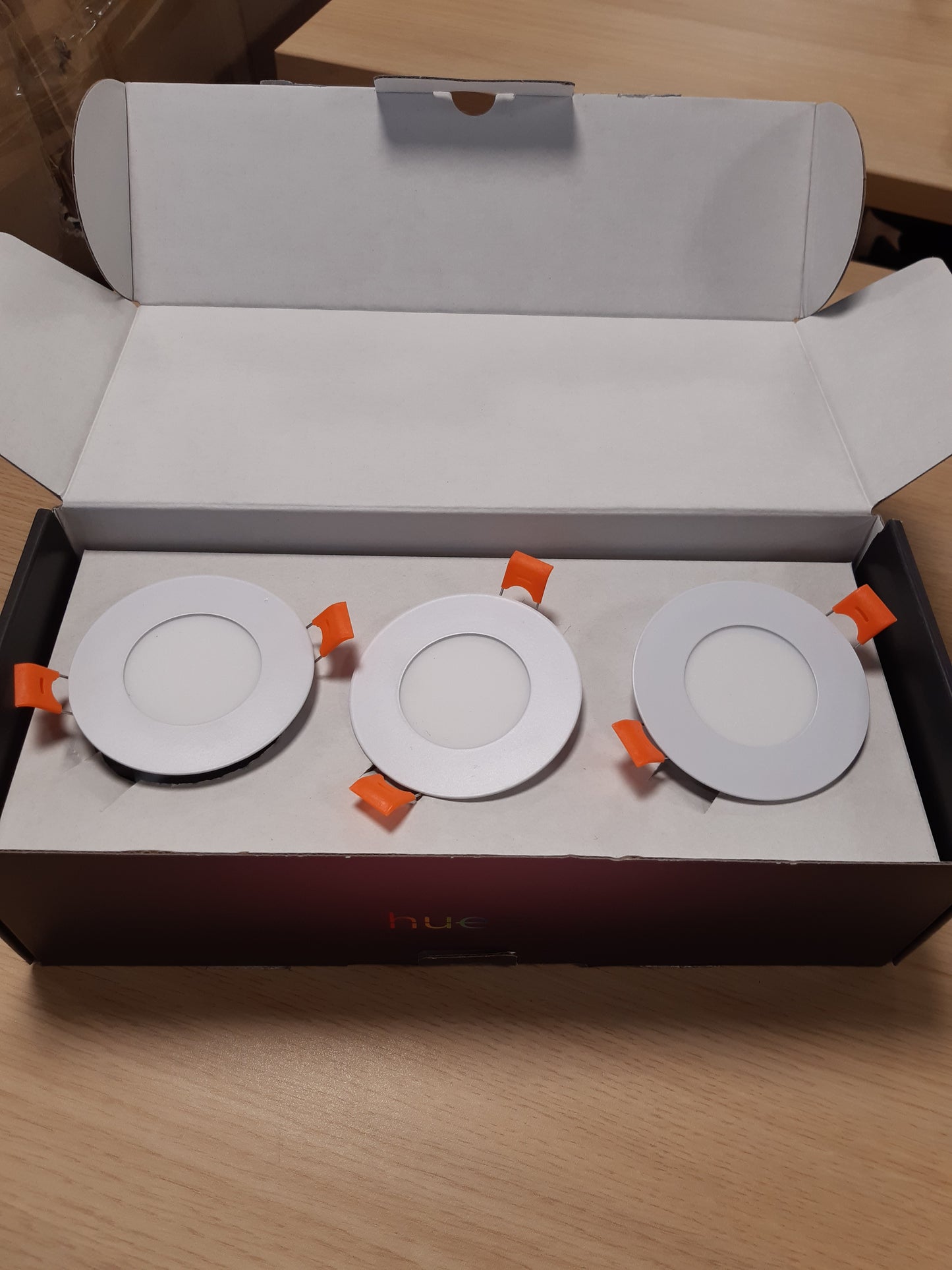 102027 - PHILIPS Dritë Smart Hue White dhe Color Ambiance, 90mm, 700lm, Bluetooth e Pajtueshme, Kontroll Zanor me Alexa, Apple Home dhe Google Assistant, Ngjyra e Bardhë, Pako me 3