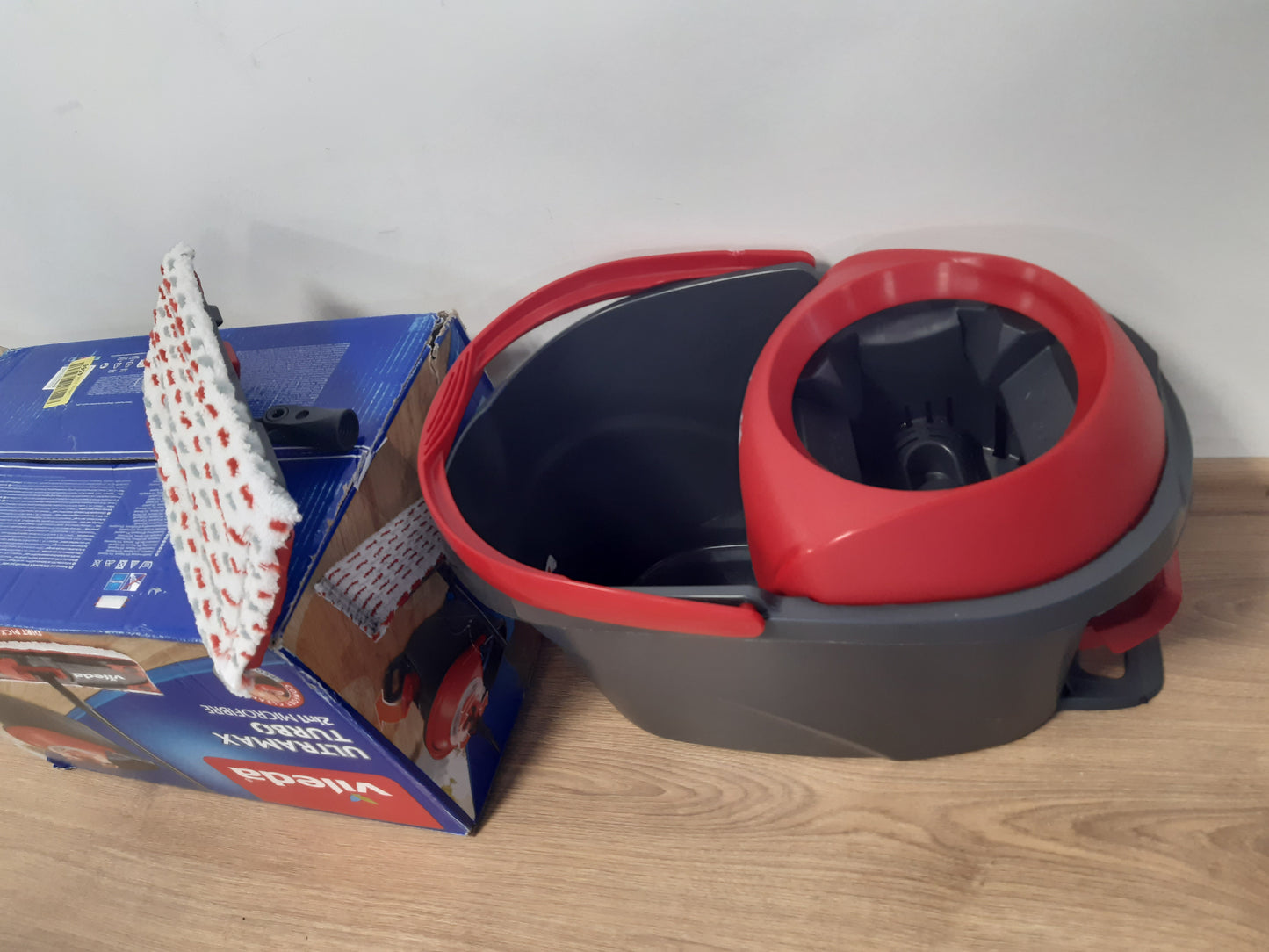 175330 - VILEDA Ultramax Turbo Seti Komplet 2-në-1 me Mopë dhe Kovë, Mopë Mikrofibre dhe Kovë me Rrotullues Elektrik, Përshtatshme për Të Gjitha Dyshemetë e Forta, Gjatësia e Dorezës 75-130cm