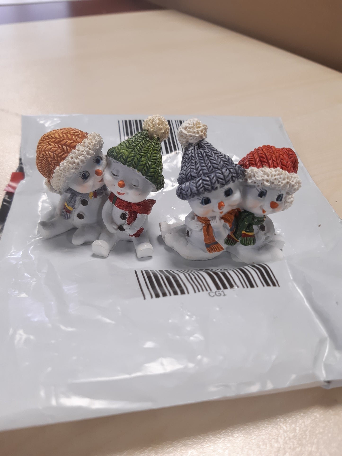 206082 - DEKOHELDEN24 Set Fëmijë Bore, 2 Copësh me Kapelë dhe Shall në Ngjyrat Kuqe, Gri, Portokalli dhe Jeshile, Madhësi 5.5 x 3.5 x 5.5 cm.