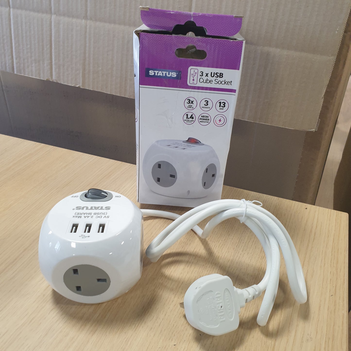 248430 - STATUS Ndërprerës 3-kahësh me 3 busha adaptori USB, Kabllo zgjatimi 1.4 m, S3W1.4M3XUSB1PK6