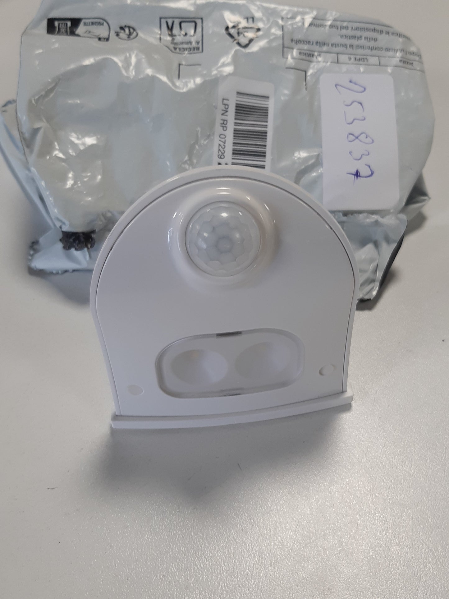 253837 - OSRAM Dritë LED për derë me sensor lëvizjeje, funksionon me bateri, 4000K, 40lm, 0.95W, IP54, e bardhë, dritë e kthyer poshtë, për zonat e hyrjes