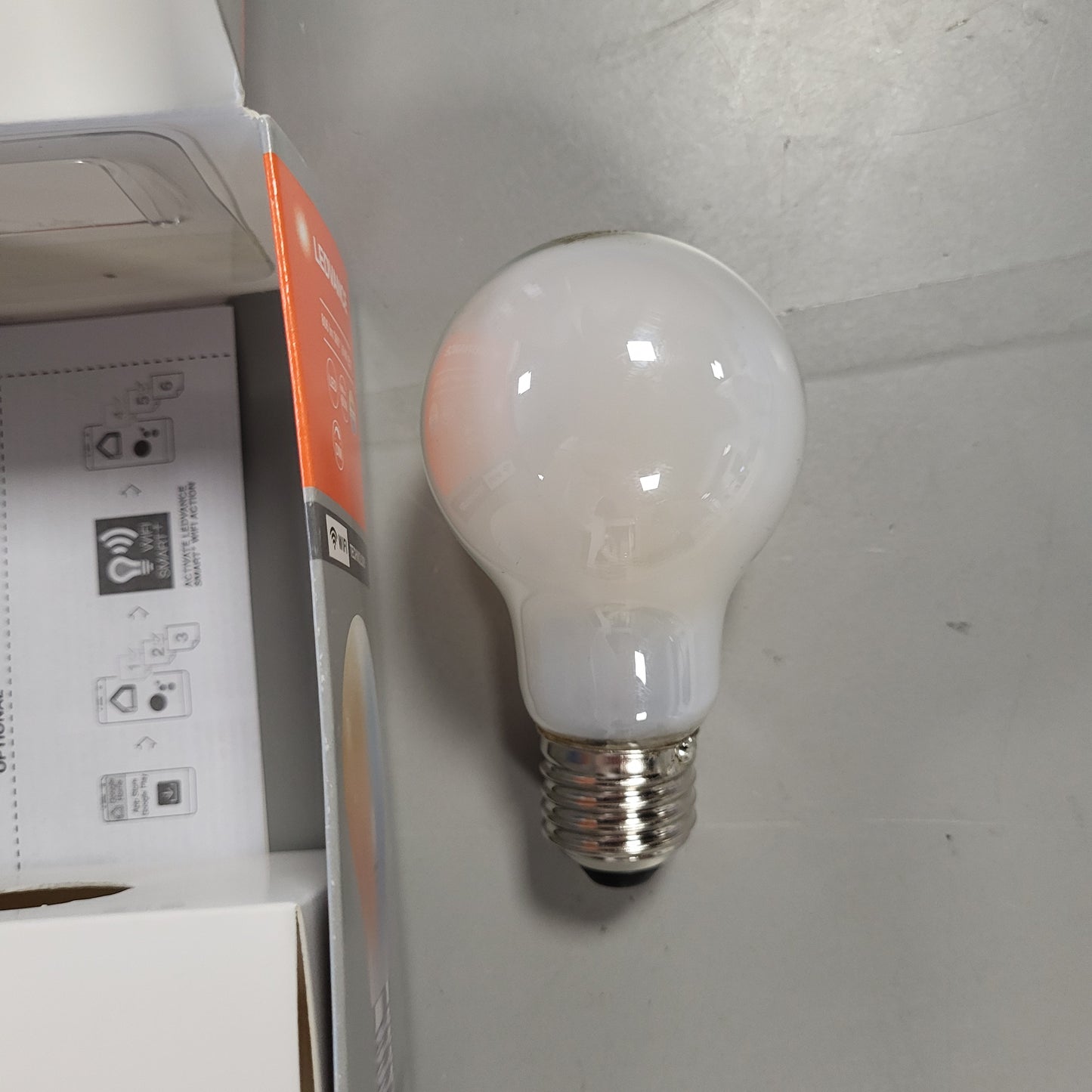 258201 - LEDVANCE Llampa LED Smart me Teknologji WiFi, Bazë E27, Errët, Ngjyrë e Rregullueshme e Dritës (2700-6500K), Zëvendëson Llambat Inkandeshente 60W, Pako me 1