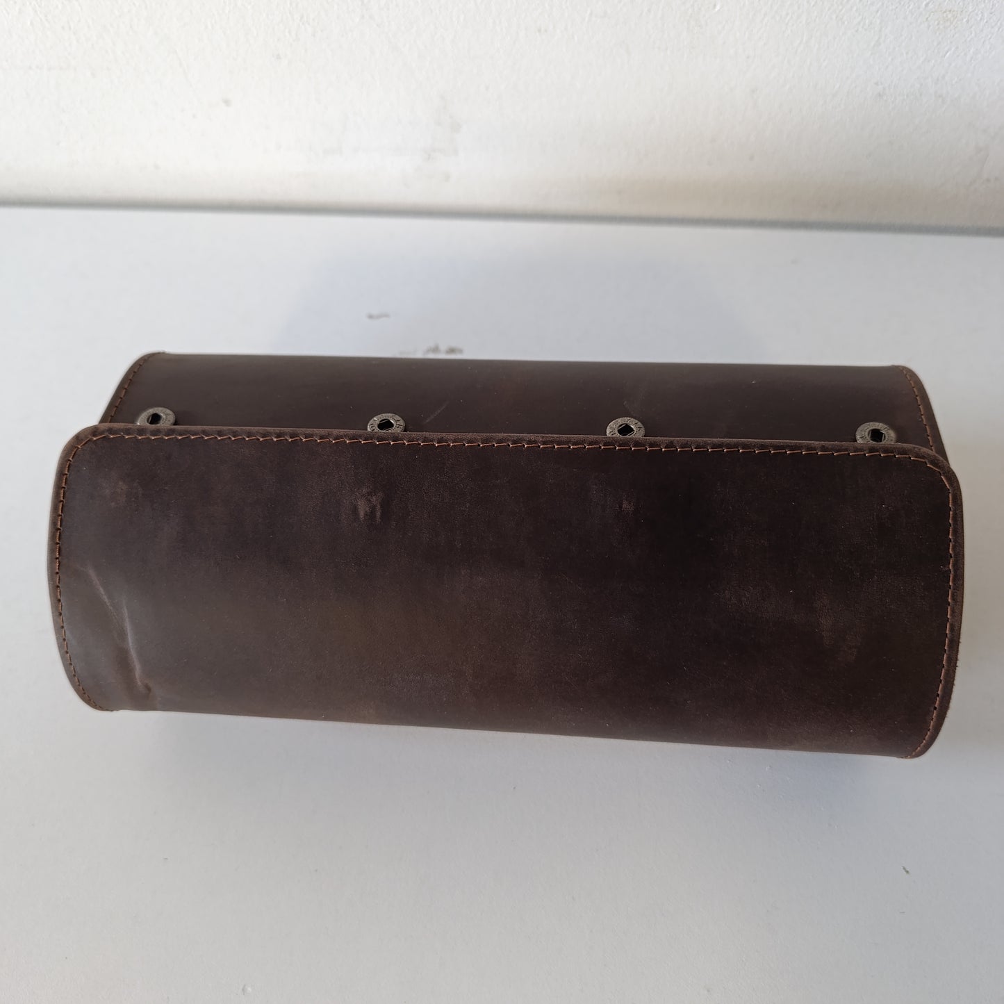 196083 - VINBAGGE Kutia për Orë për 3 Orë në Ngjyrë Kuqe dhe Moka, Modeli Vintage, Forma Cilindrike me Jastëk të Lëvizshëm, Për Burra dhe Gra, Madhësia Mesatare