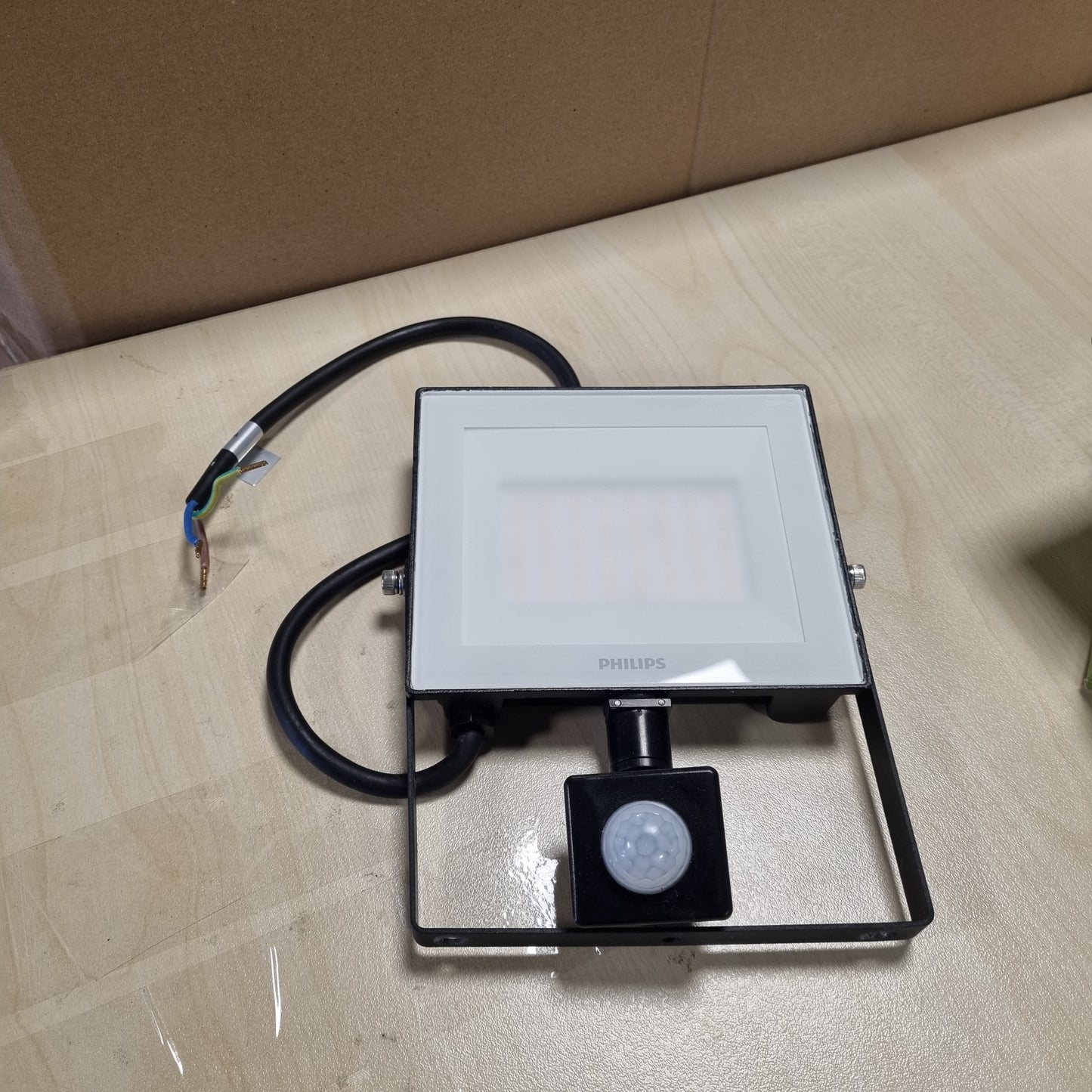 205171 - PHILIPS Lois Prozhektorë i Jashtëm me Sensor, 30W, 3000K, Ngjyrë e Zezë