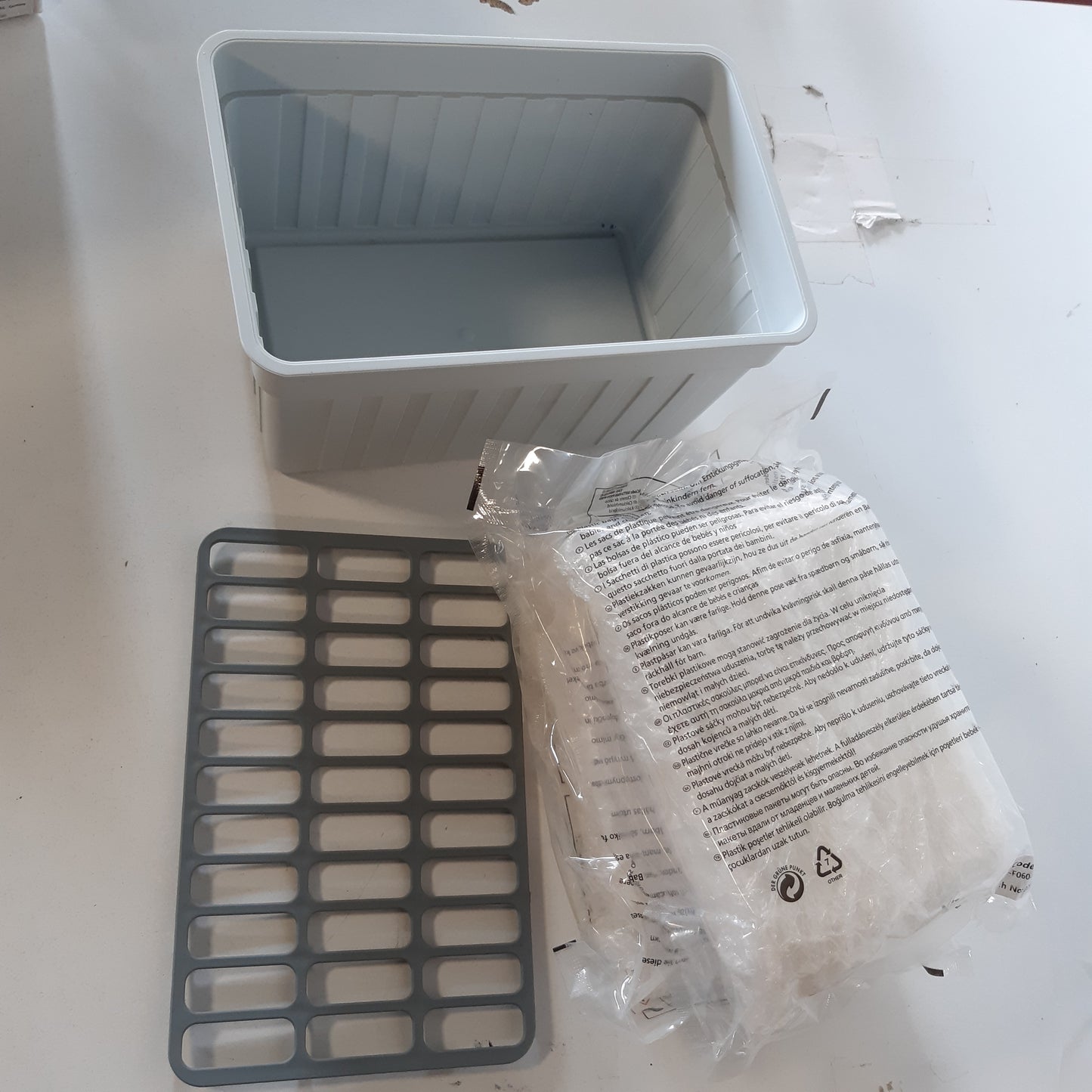 223634 - WENKO Vrasës lagështie me 2 blloqe granulash 1 kg, Tharës lagështie dhome, Mban deri në 1.4 litra lagështi, Testuar në laborator, Mund të mbushet, Zvogëlon mykun dhe aromat, 24 x 16 x 15 cm, E bardhë/Gri