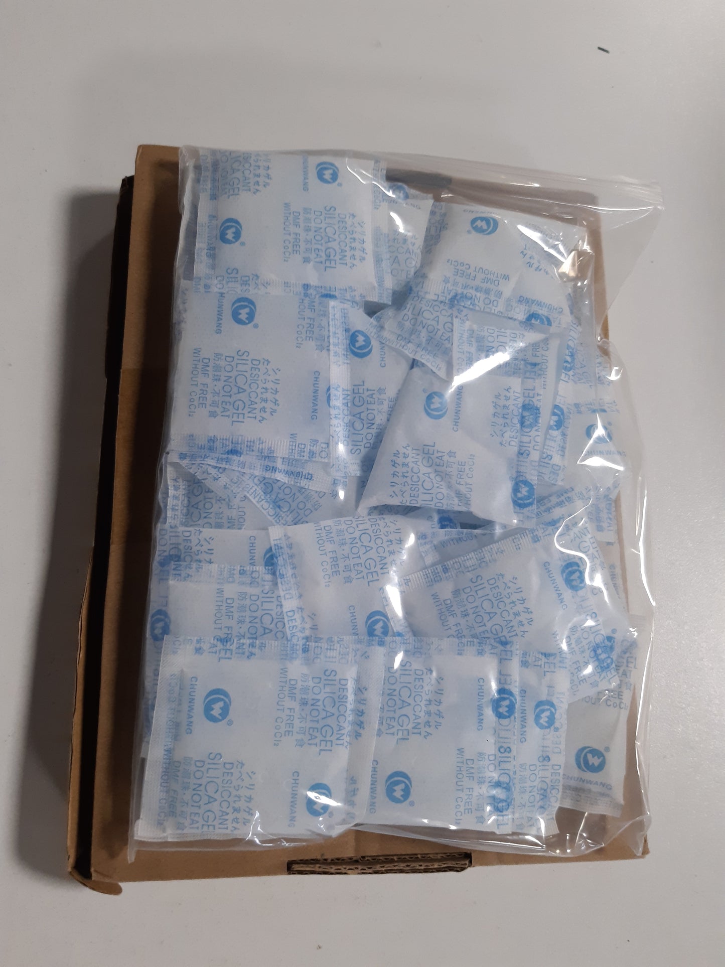 165225 - XHELI SILICI - Qese Kundër Lagështirës në sasi 10g, Pako 30 Copë, i Ripërdorshëm, Thithëse Lagështie për Sirtarë Këpucësh dhe Dollapë