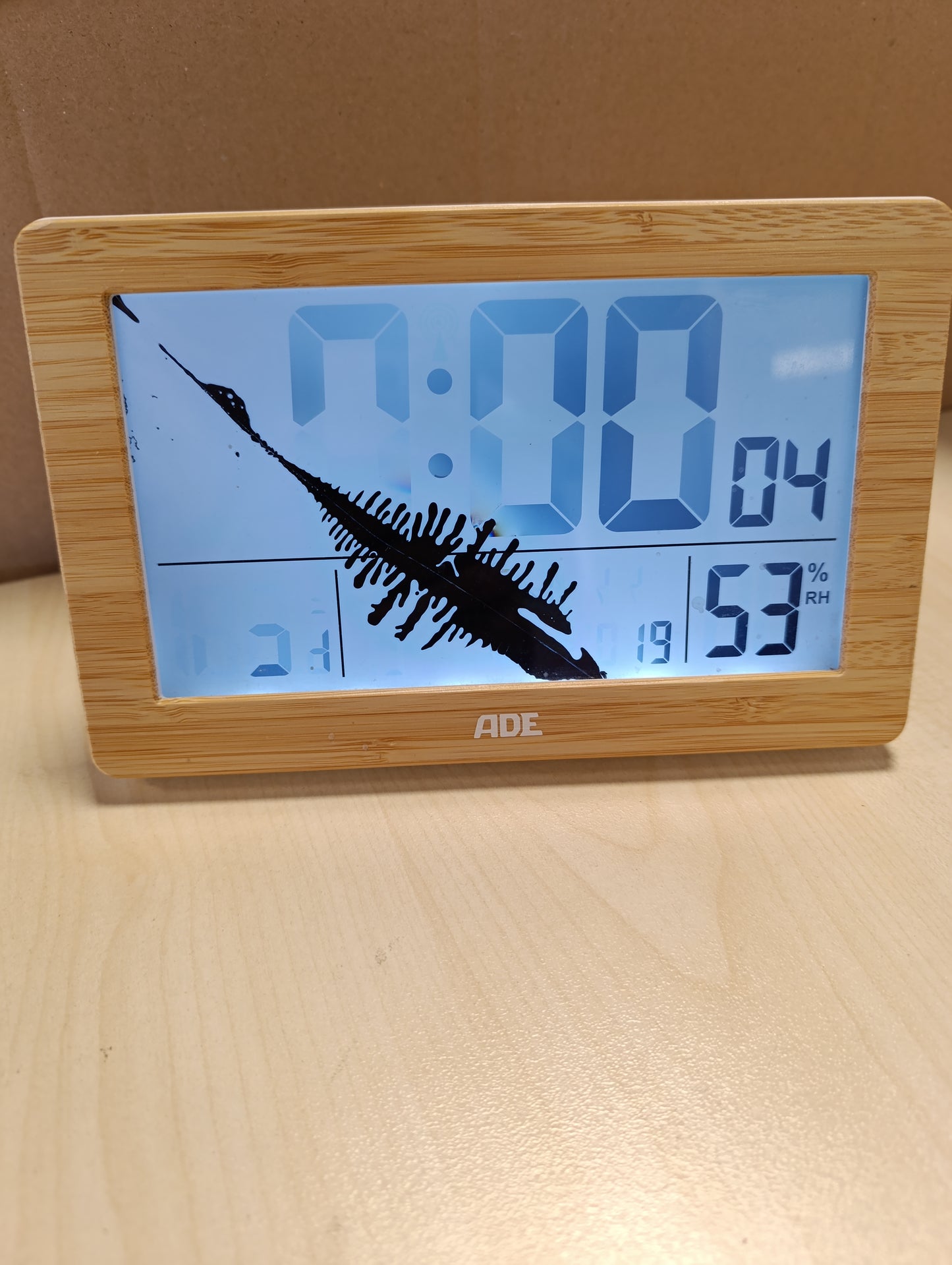 245690 - ADE Orë dixhitale XL me radio, 2 kohë alarmi, ndriçim prapa, termometër, higrometër, kornizë bambu