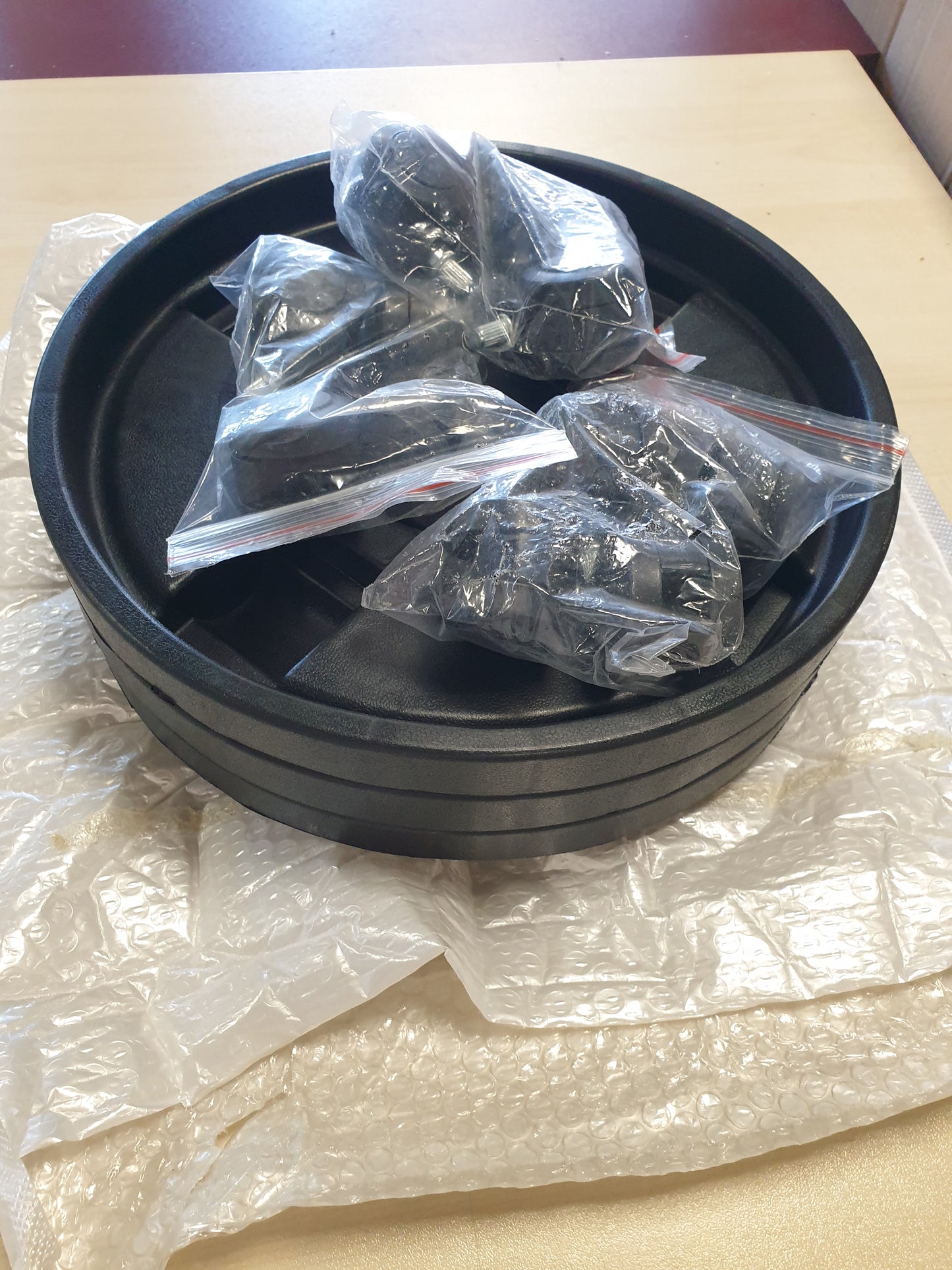 202113 - BORDEAG Mbajtëse Bimësh me 3 Pjesë dhe Rrota, Dimensione 29.5 x 29.5 x 5 cm, Përbërës për Vazo Lulësh, Kapacitet Ngarkese Prej 50kg, për Përdorim të Brendshëm dhe të Jashtëm, E Zezë