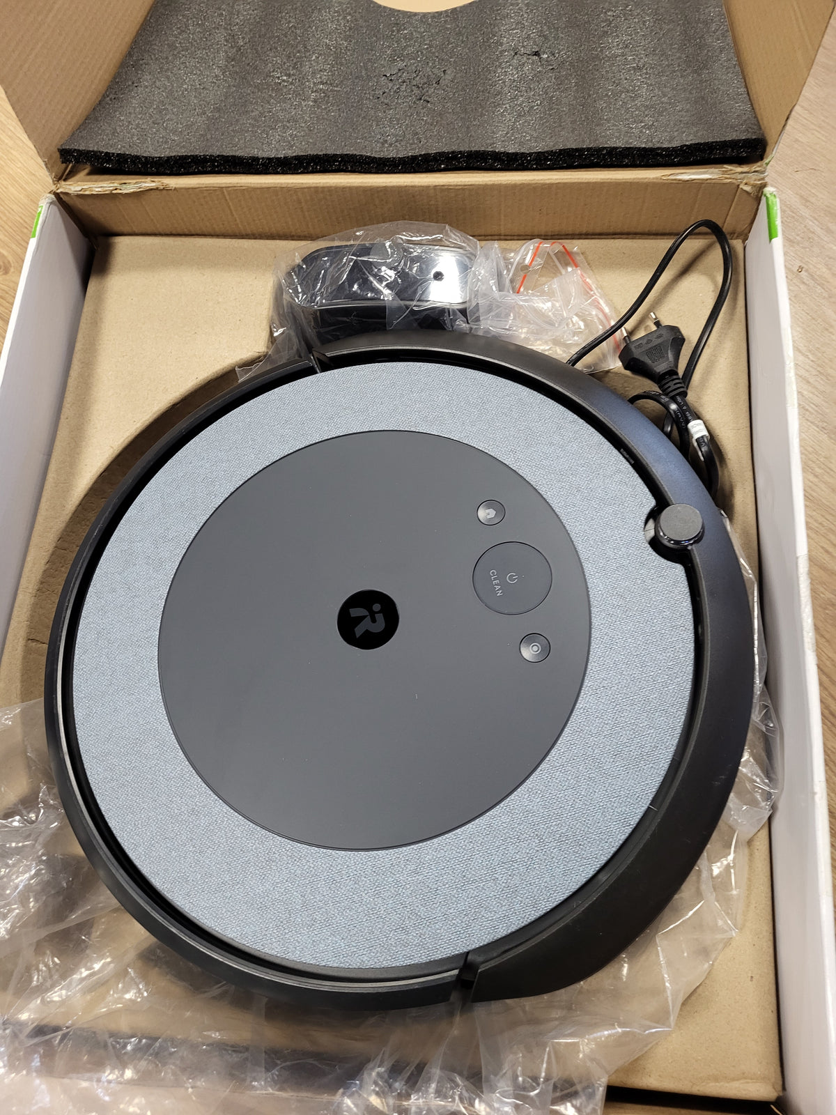 118025 - iROBOT Roomba I3152 - Fshesë Robotike me Lidhje Korrenti, me Dy Furça Gome për Shumë Sipërfaqe, Kompatibile me Asistentin Zanor, me Teknologji Shtypi, Ngjyra Gri/Blu