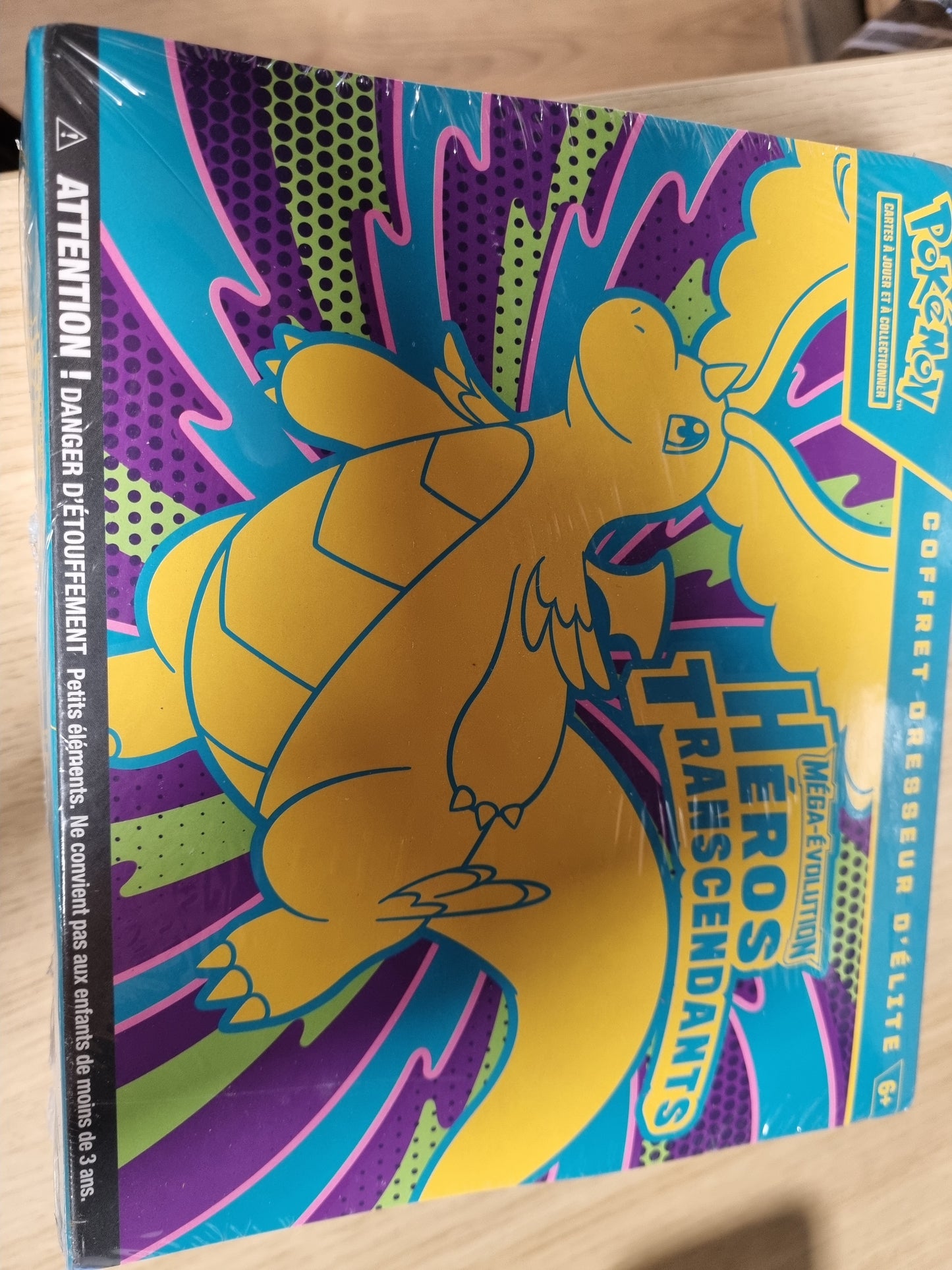 141365 - Pokémon: Mega Evolution Elite Trainer Set - Transcendent Heroes (1 Kartë Promo Plotësisht e Ilustruar, 9 Pako Booster dhe Aksesorë Lojë Premium)