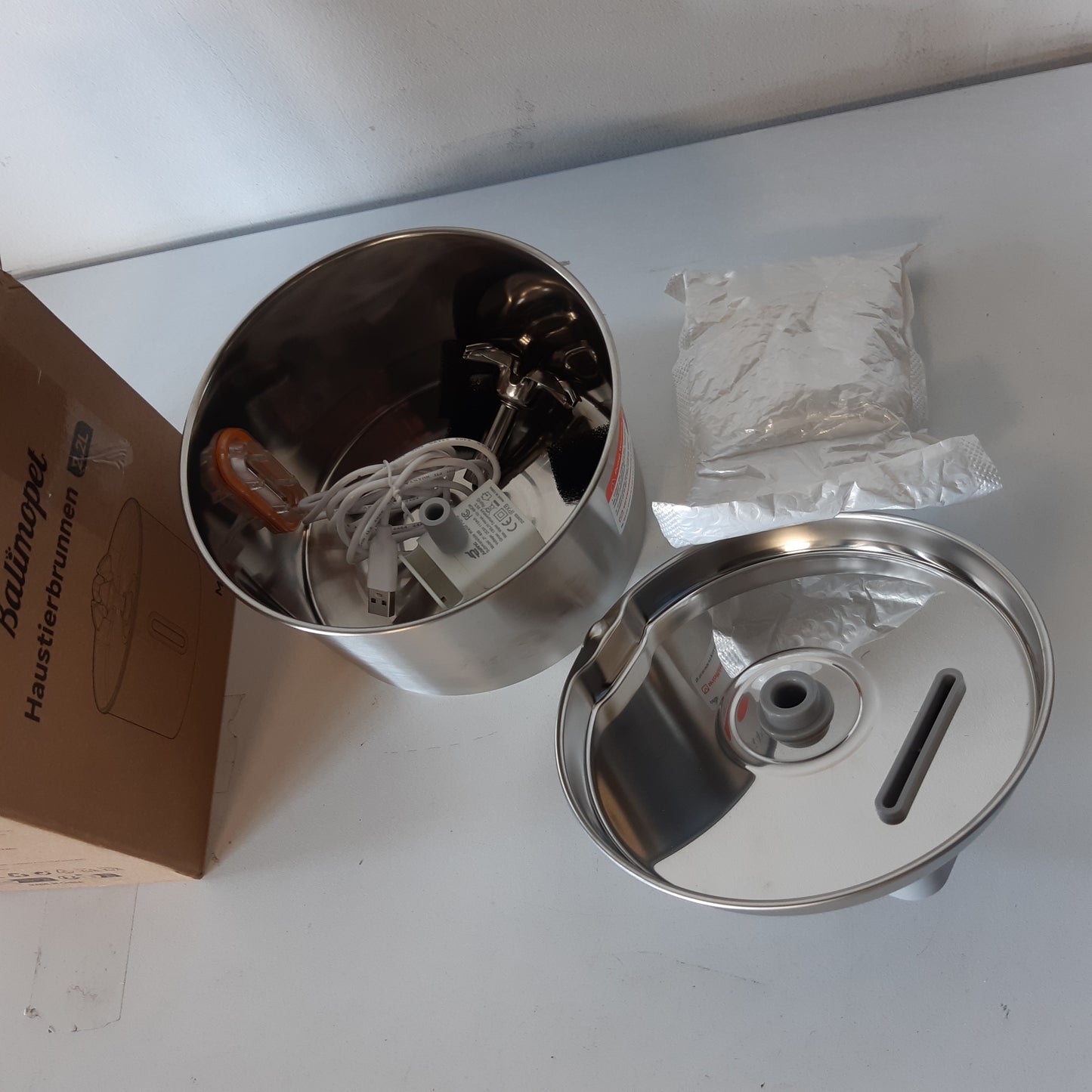 218139 - BalimoPet Shatërvan për Mace prej Çeliku Inoks, 2.2L, Shatërvan Pirjeje Super i Qetë, me Kabllo, sistem filtrimi të katërfishtë dhe Dritë LED, 3 Filtra Karboni të Aktivizuar