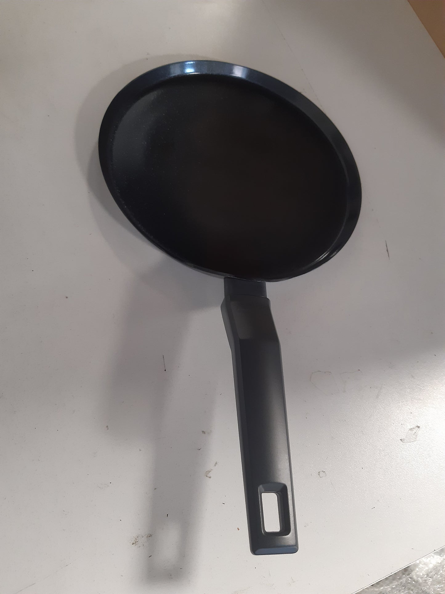 222363 - FACKELMANN - Tigan për petulla, 25 cm, alumin i ricikluar me veshje qeramike jo-ngjitëse, për të gjitha burimet e nxehtësisë, pa PFAS