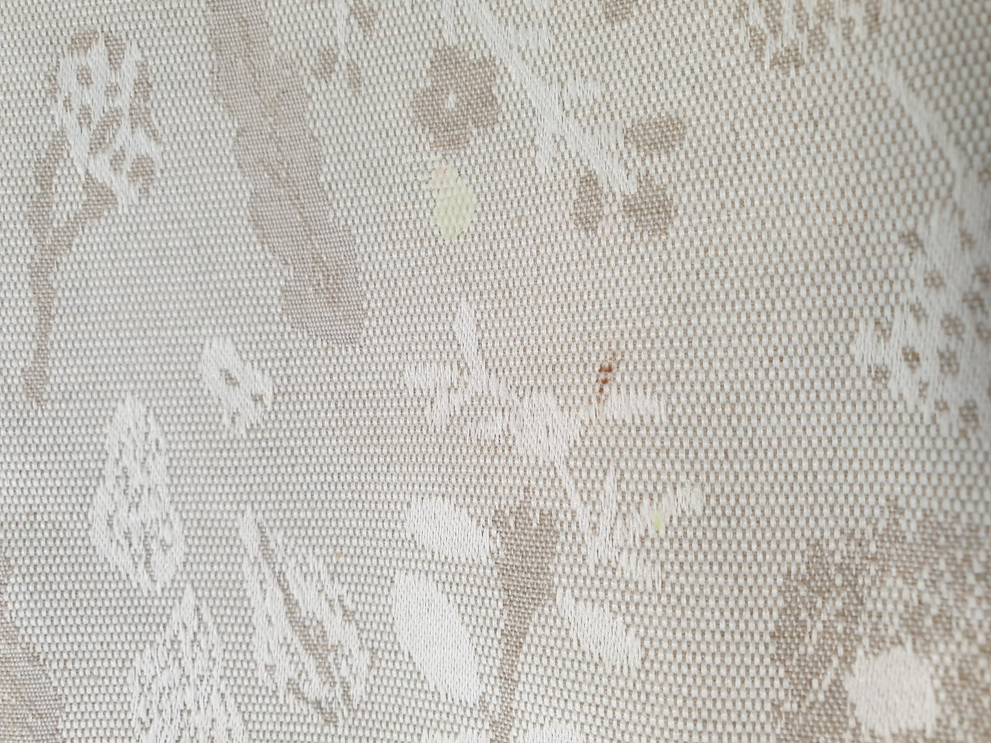 219956 - GAMUSI Mbulesë tavoline drejtkëndëshe jacquard, 140 x 200 cm, rezistente ndaj njollave, bezhë larshi