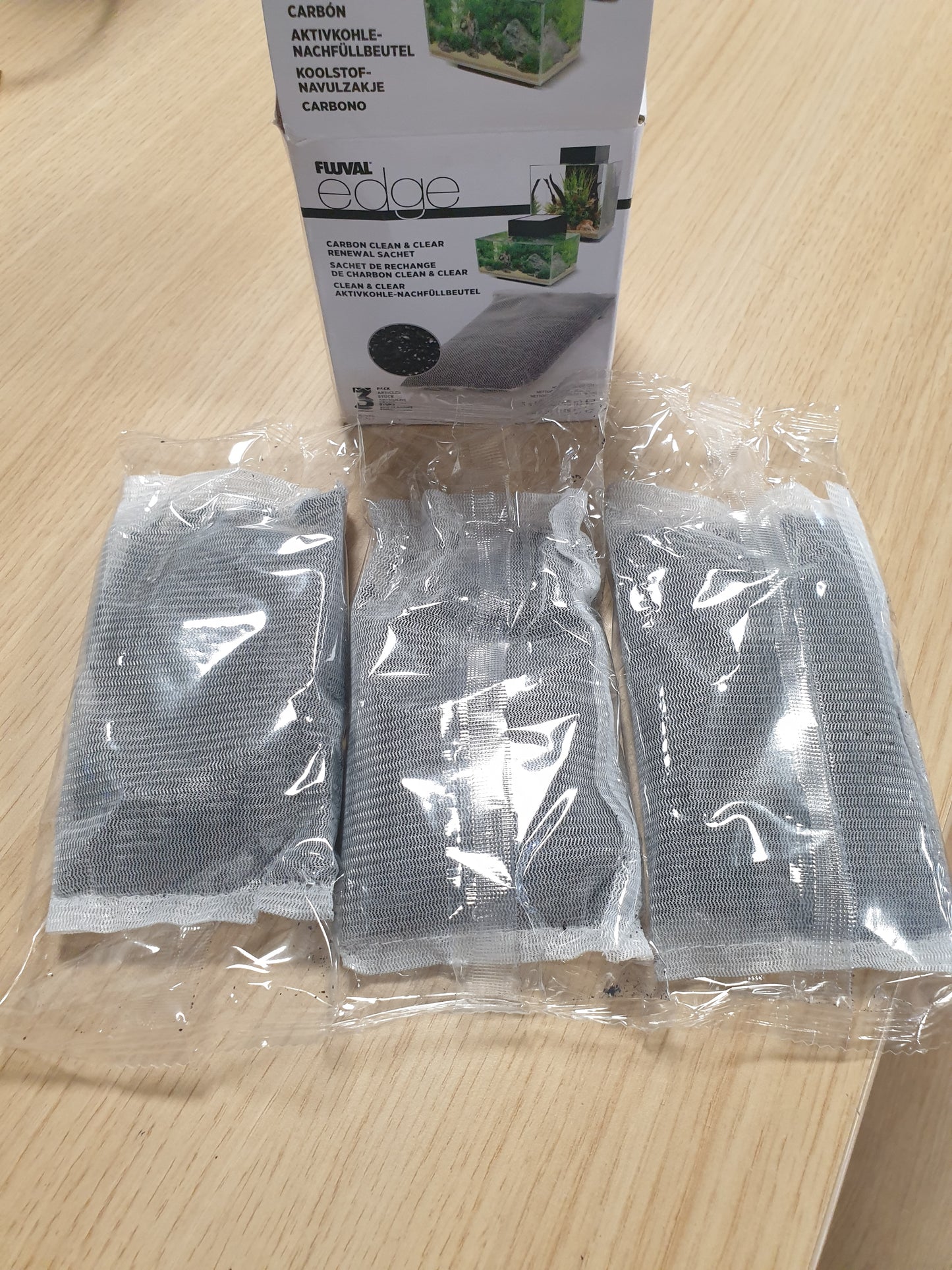 224999 - Fishek filtri me karbon të aktivizuar Fluval Clean and Clear | I përshtatshëm për akuariumet Fluval Edge | Pako me 3 copë