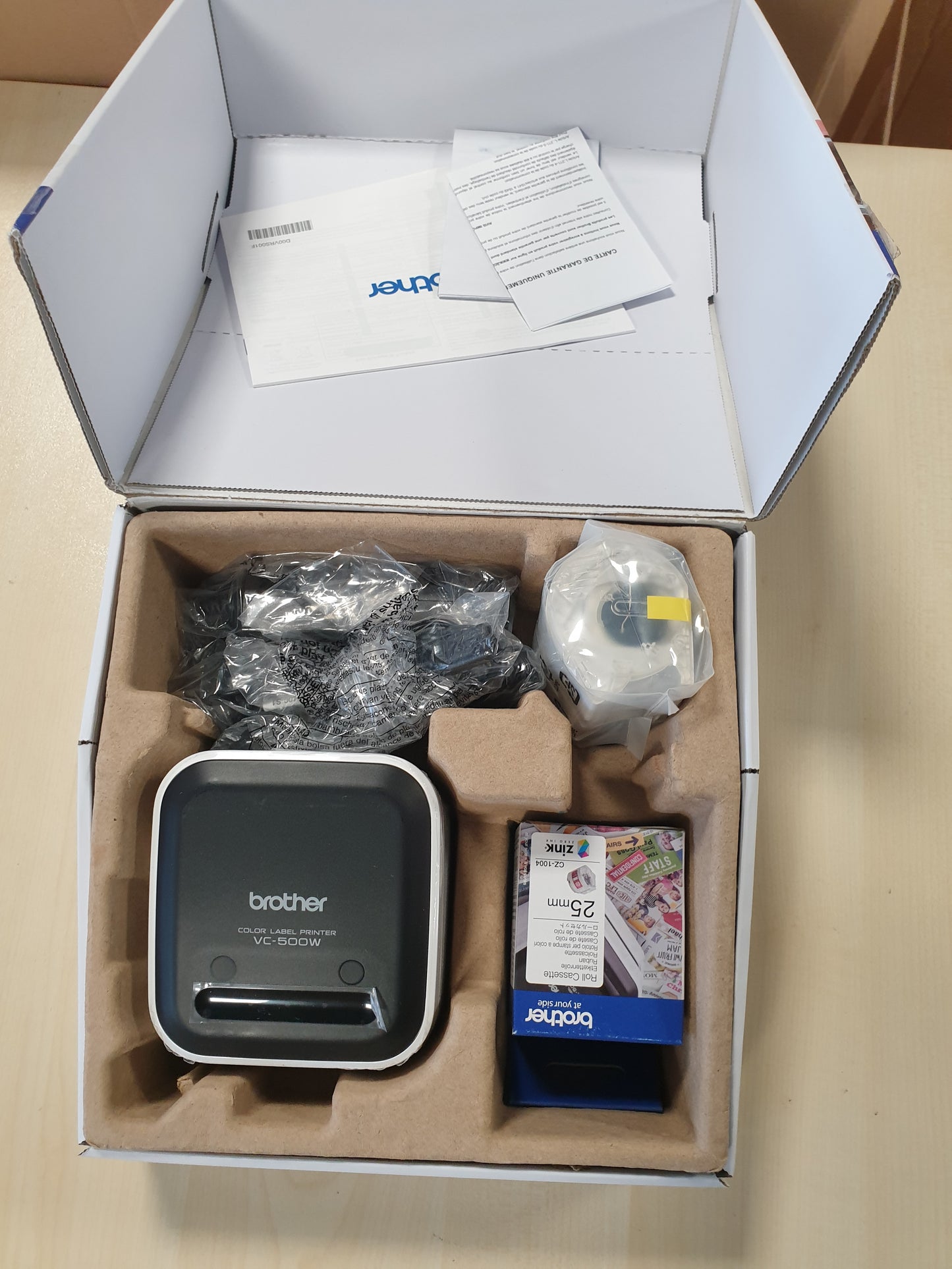 126137 - BROTHER Printeri i Etiketave me Ngjyra VC-500W me Teknologjinë ZINK Zero Ink, USB dhe Lidhje pa Tel