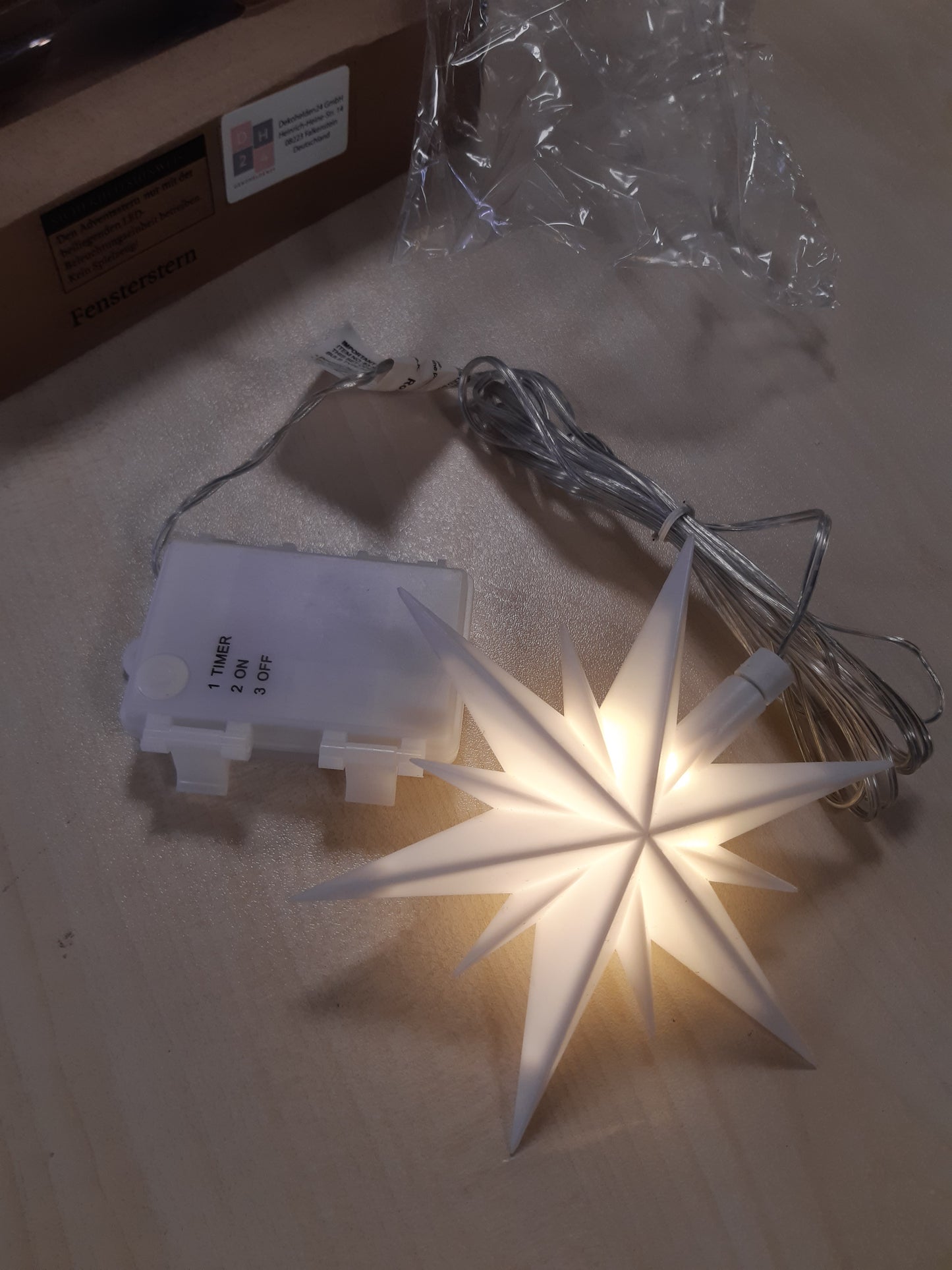 210167 - YLLI I KRISHTLINDJEVE plastik i bardhë, i përshtatshëm për përdorim të brendshëm dhe të jashtëm, me ndriçim LED dhe kohëmatës 6-orësh, funksionon me bateri. Përmasat: 13.5 x 5.5 x 12 cm.