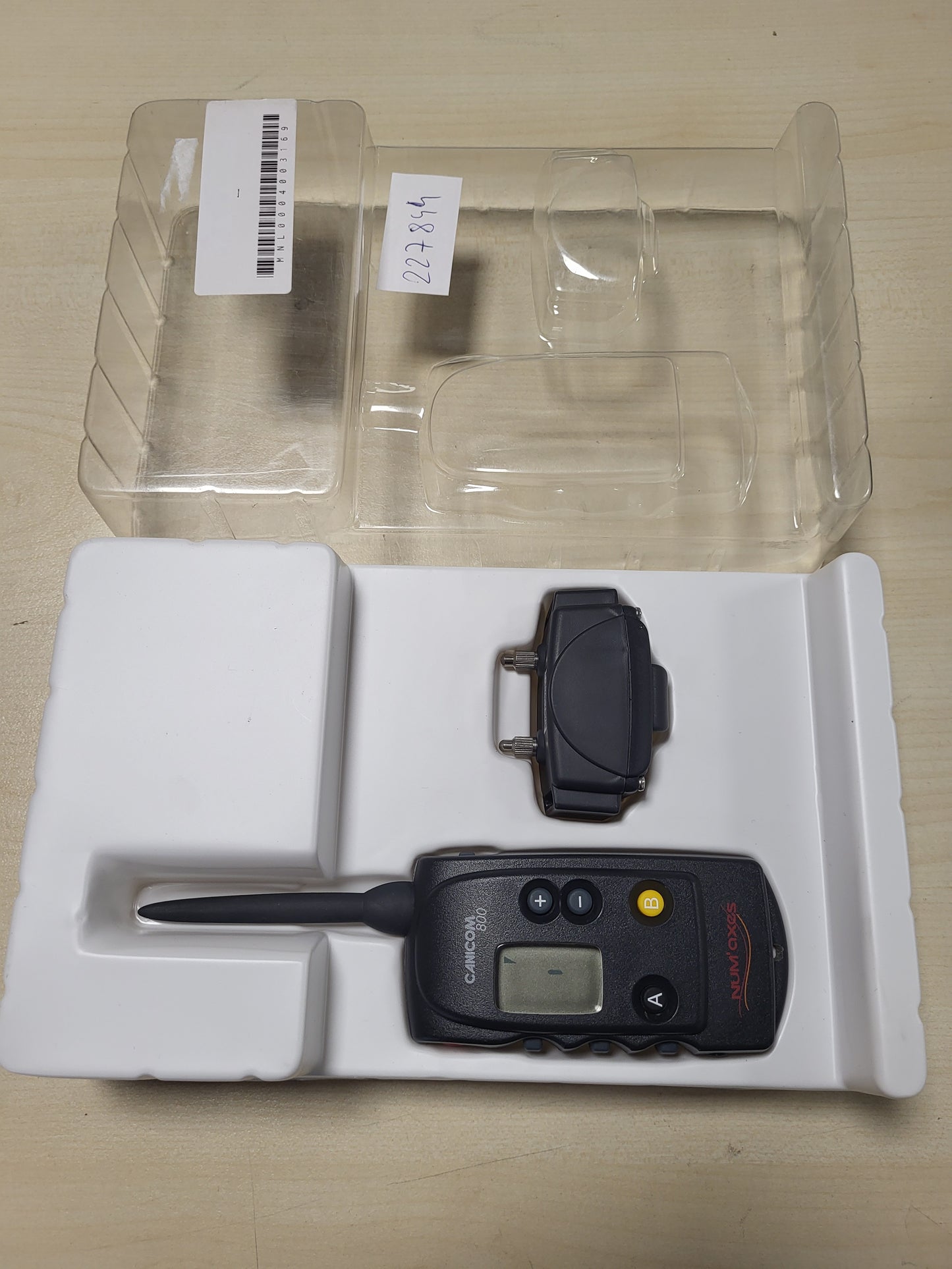 227844 - Num'axes Canicom 800 – Telekomandë për qafat 200 First, 300, 1500 dhe 1500 Pro. Rreze deri në 800 m, kontrollon deri në 2 qafa, me ekran LCD dhe buton Booster për përdorim të shpejtë.