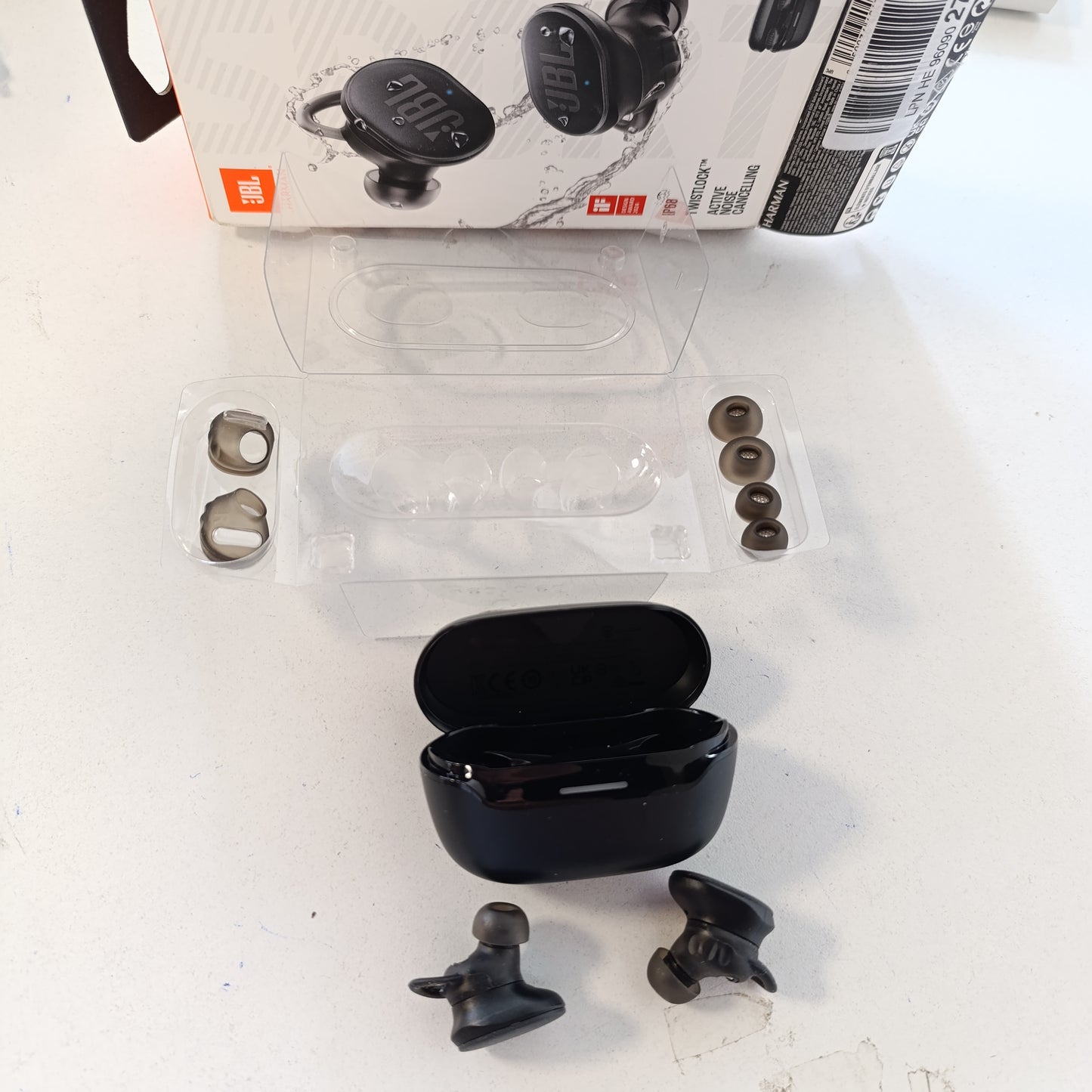 267827 - JBL ENDURANCE RACE 2, Kufje Bluetooth True Wireless për në Vesh, Jetëgjatësi baterie 48 orë, Rezistente ndaj pluhurit dhe ujit IP68, Anulim zhurmash, Tinguj JBL Pure Bass, Teknologji Smart Ambient, Modaliteti Sport, E zezë