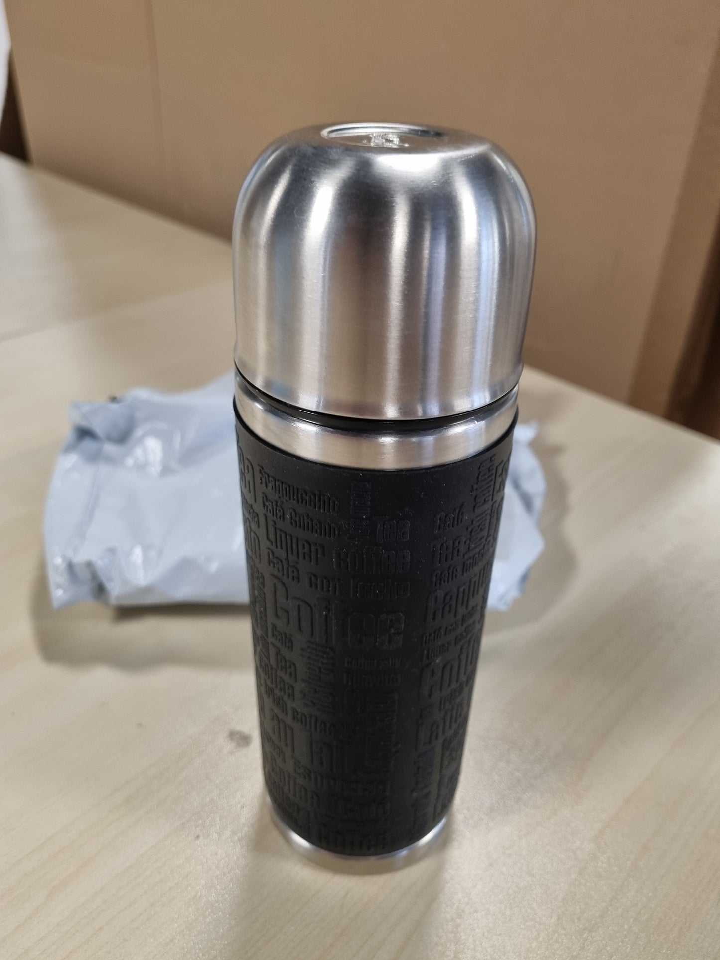 218153 - EMSA Shishe e izoluar Senator 515714 - Kapaciteti: 1.0 L - 100% e papërshkueshme nga rrjedhjet - Mbështjellëse silikoni - Mban pijet të ngrohta për 12 orë ose të ftohta për 24 orë - E zezë