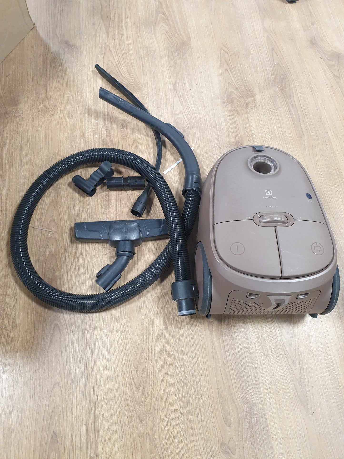 239215 - ELECTROLUX 600 CLEAN, Fshesë me Qese, Kontroll me Këmbë, 50% Plastikë e Ricikluar, Filtër Higjiene i Larëshëm 12, Kordon XXL 12m, EB61C3WBL, Kafe