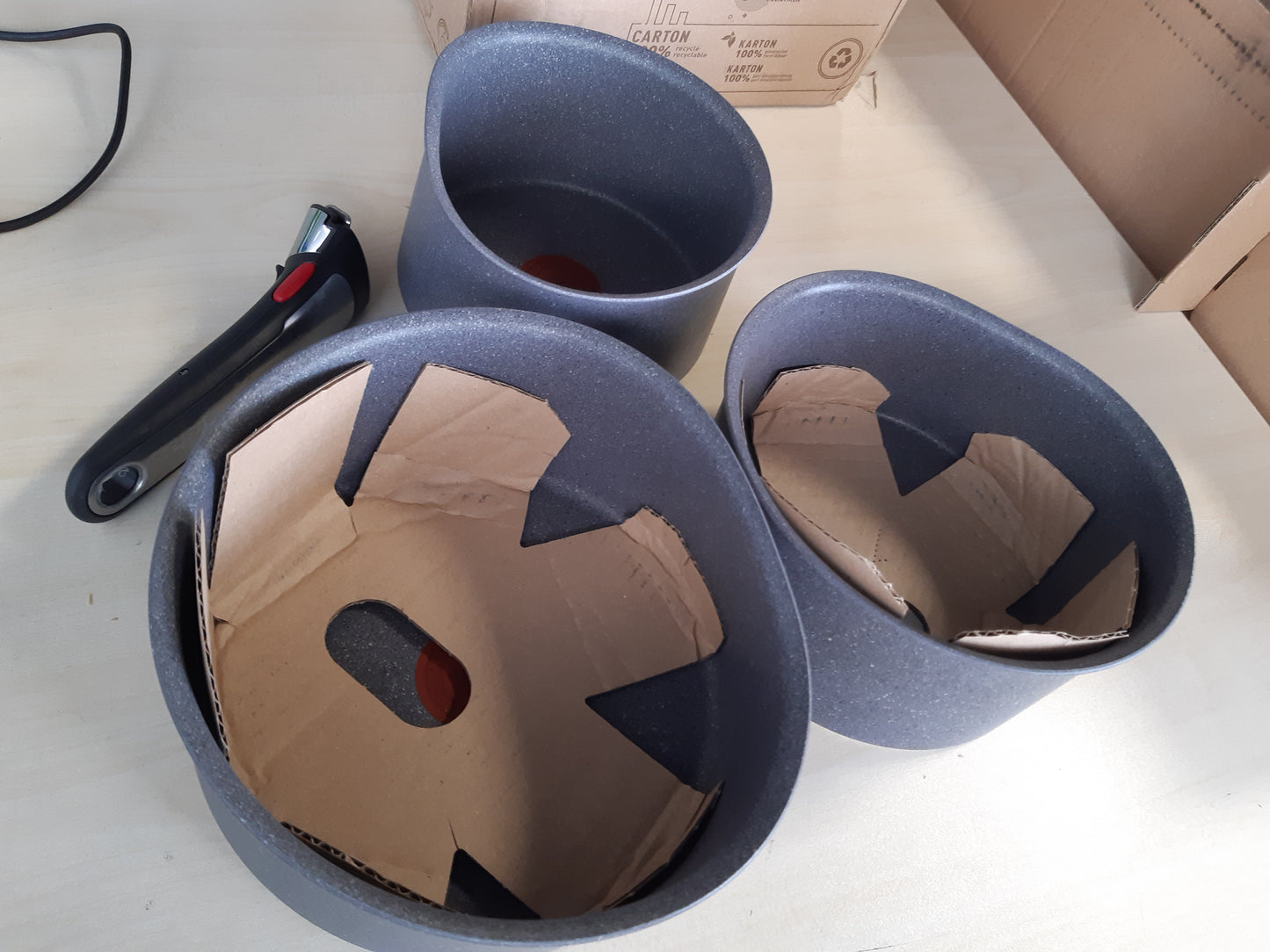 235052 - TEFAL Set me 3 tenxhere Ingenio 16/18/20 cm + dorezë e lëvizshme, e pajtueshme me induksion, shtresë jo ngjitëse, e sigurt për lavastovilje, e prodhuar në Francë, natyrale L7669253