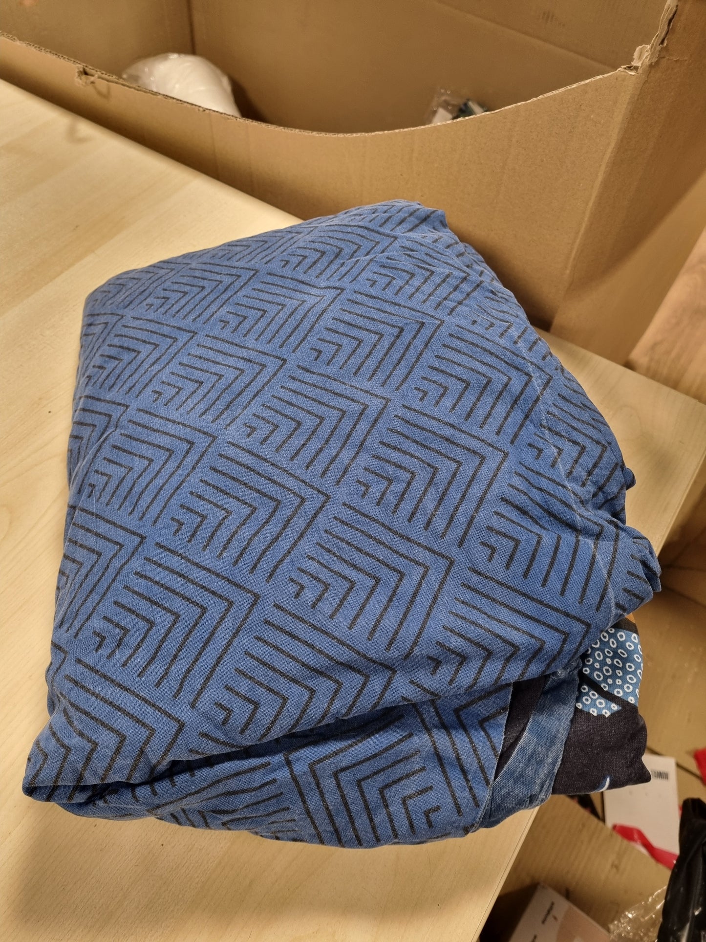 240002 - DOUCEUR D'INTÉRIEUR - Komplet krevatesh 3 copë (240x220 cm) Alianor Blu, 100% pambuk