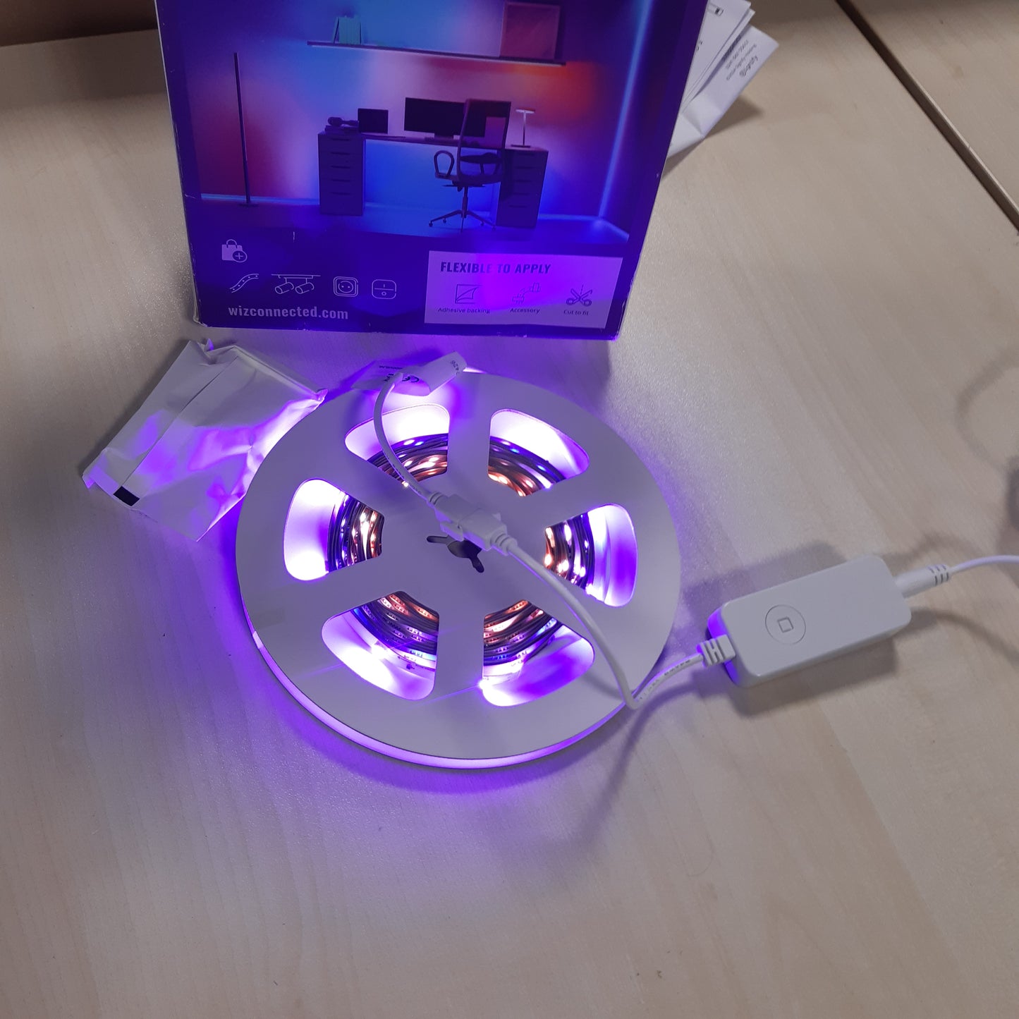 245744 - WiZ Shirit LED inteligjent, 5 metra, 16 milion ngjyra, Sensor lëvizjeje, Lidhje Wi-Fi, Kontroll zanor, Aplikacion, Alexa, Asistent Google