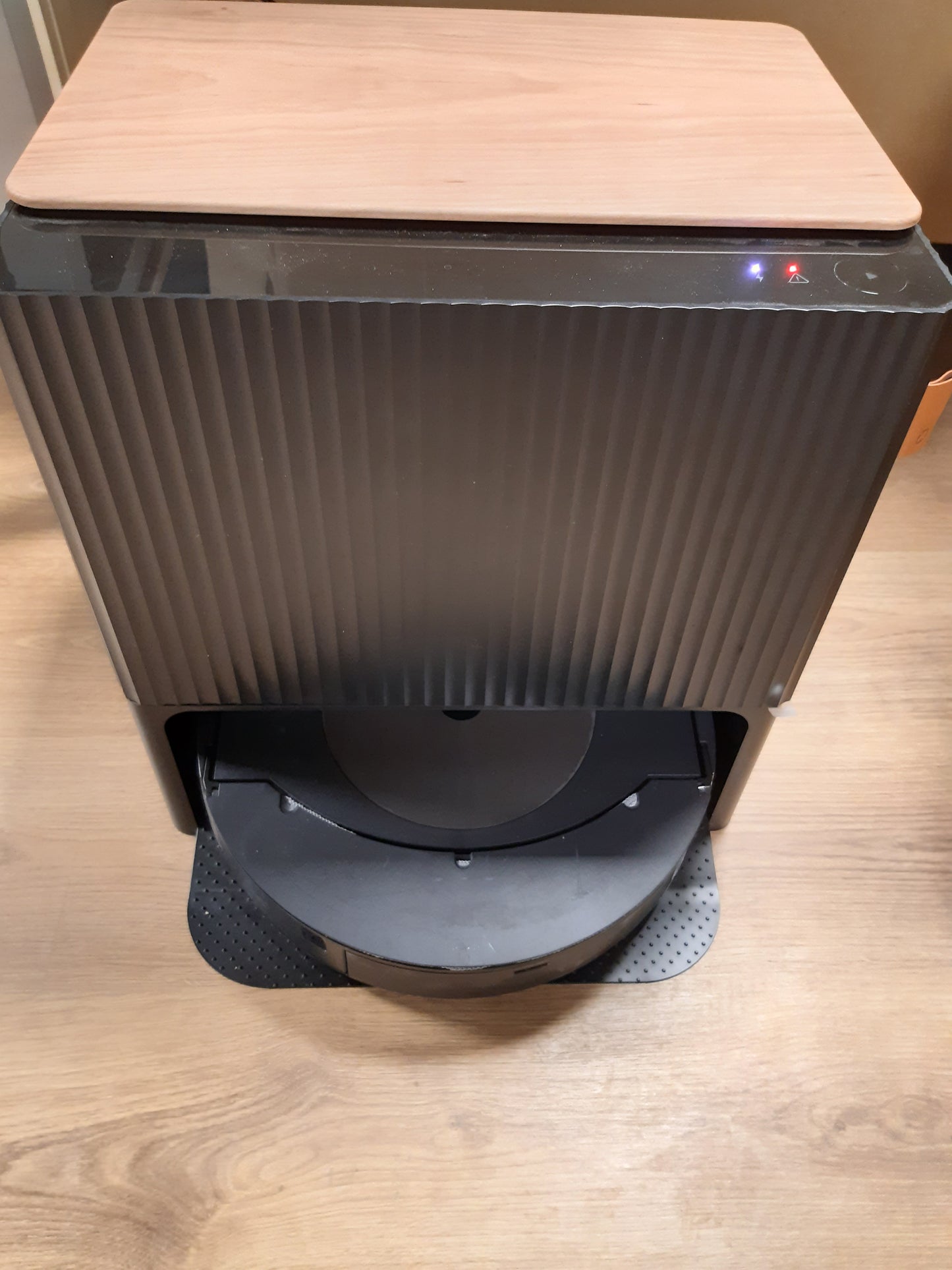 94010 - iROBOT Roomba Combo j9+, Robot Fshesë me Korrent dhe Fshesë Dyshemeje, Bazë e Vetëzbraktisjes dhe Ujitjes, Ngritëse Fshesë, Teknologjia SmartScrub, Hartëzim, Wi-Fi, Zbulim Pengesash, Përdorim me Aplikacion dhe Asistent Zëri, Ngjyra Bronz