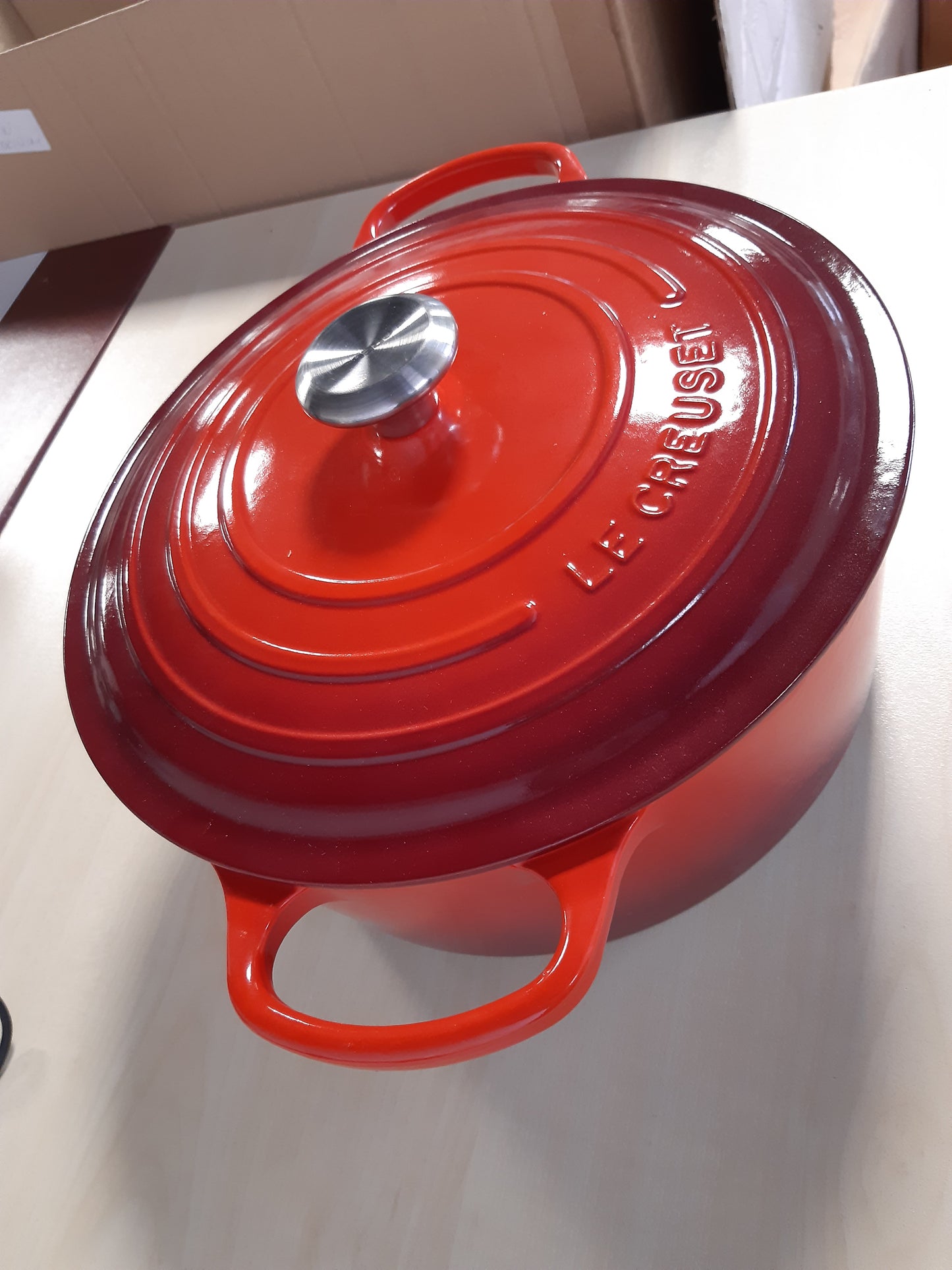 175004 - LE CREUSET Signature Tavë Gize e rrumbullakët me Kapak, Ø 30 cm, e Përshtatshme për të Gjithë Sobat dhe Induksionin, Kapacitet 8.4 L, Peshë 7.165 kg, Ngjyrë Qershie e Kuqe, 21177300602430
