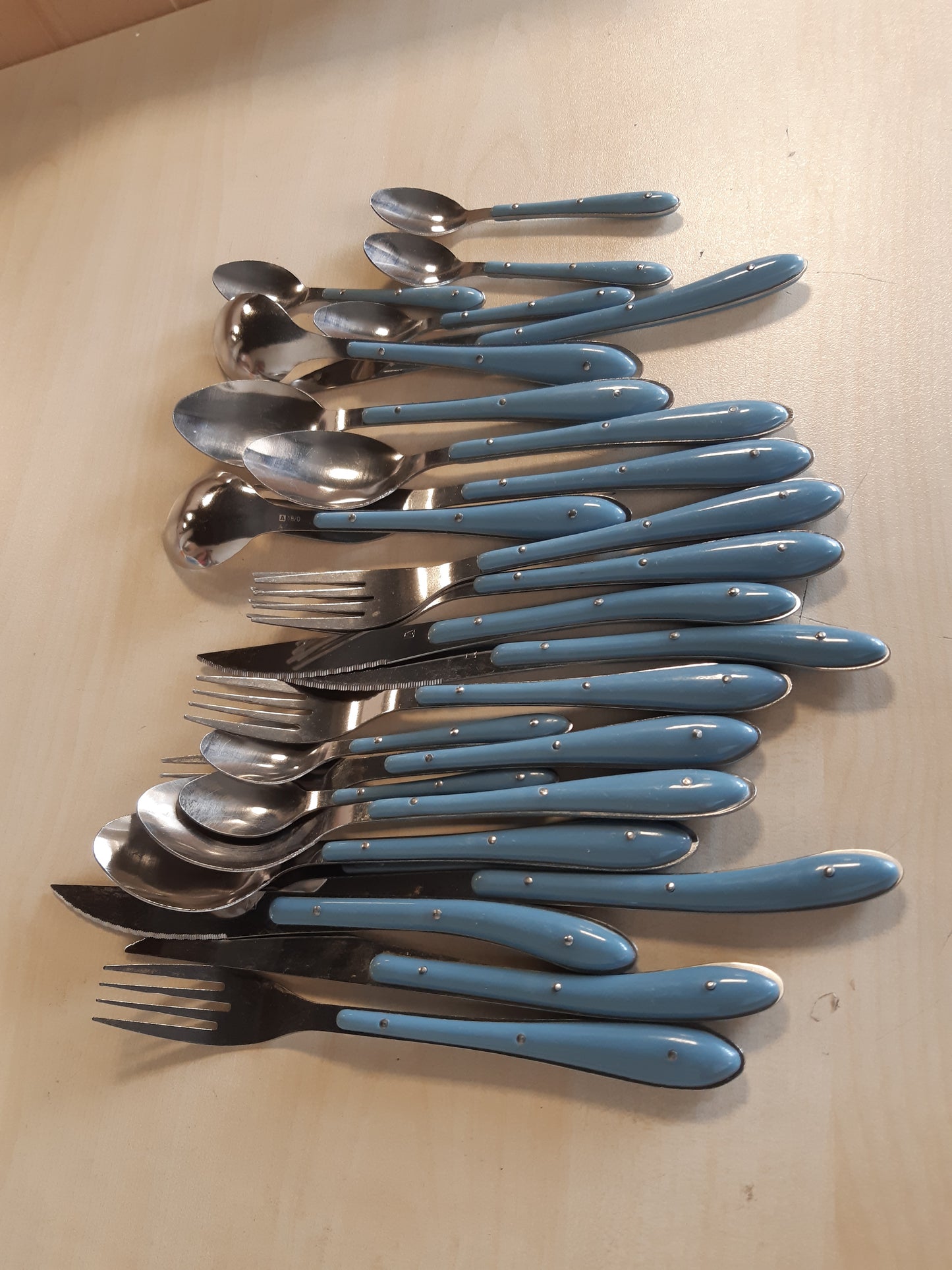 184689 - PRADEL ESSENTIEL - Seti i Takëmesh për 6 Persona me 24 Pjesë - Bistro 1-2-3 - Materiali së Çelikut Inox 18/0, me Përfundim Standart - Ngjyra Blu Xhinsi