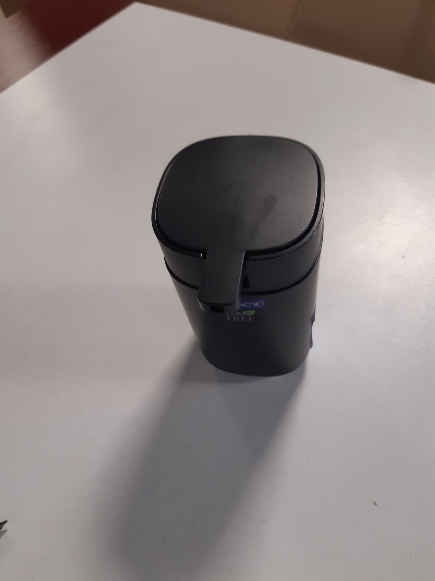 206850 - WENKO Davos - Dispensues Sapuni për Sapun të Lëngshëm, Kapacitet 350 ml, Material Plastikë të lartë Cilësie, pa BPA, Madhësi 9.8 x 13 x 7.8 cm, Ngjyra e Zi Mat