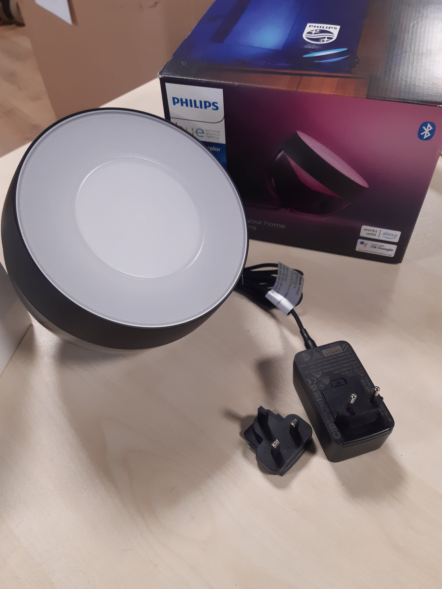 191095 - PHILIPS - Llambë Tavoline Hue White & Color Ambiance Iris, 570 lm, e Zezë, Kontroll Inteligjent përmes Zërit ose Aplikacionit, 16 Milionë Ngjyra