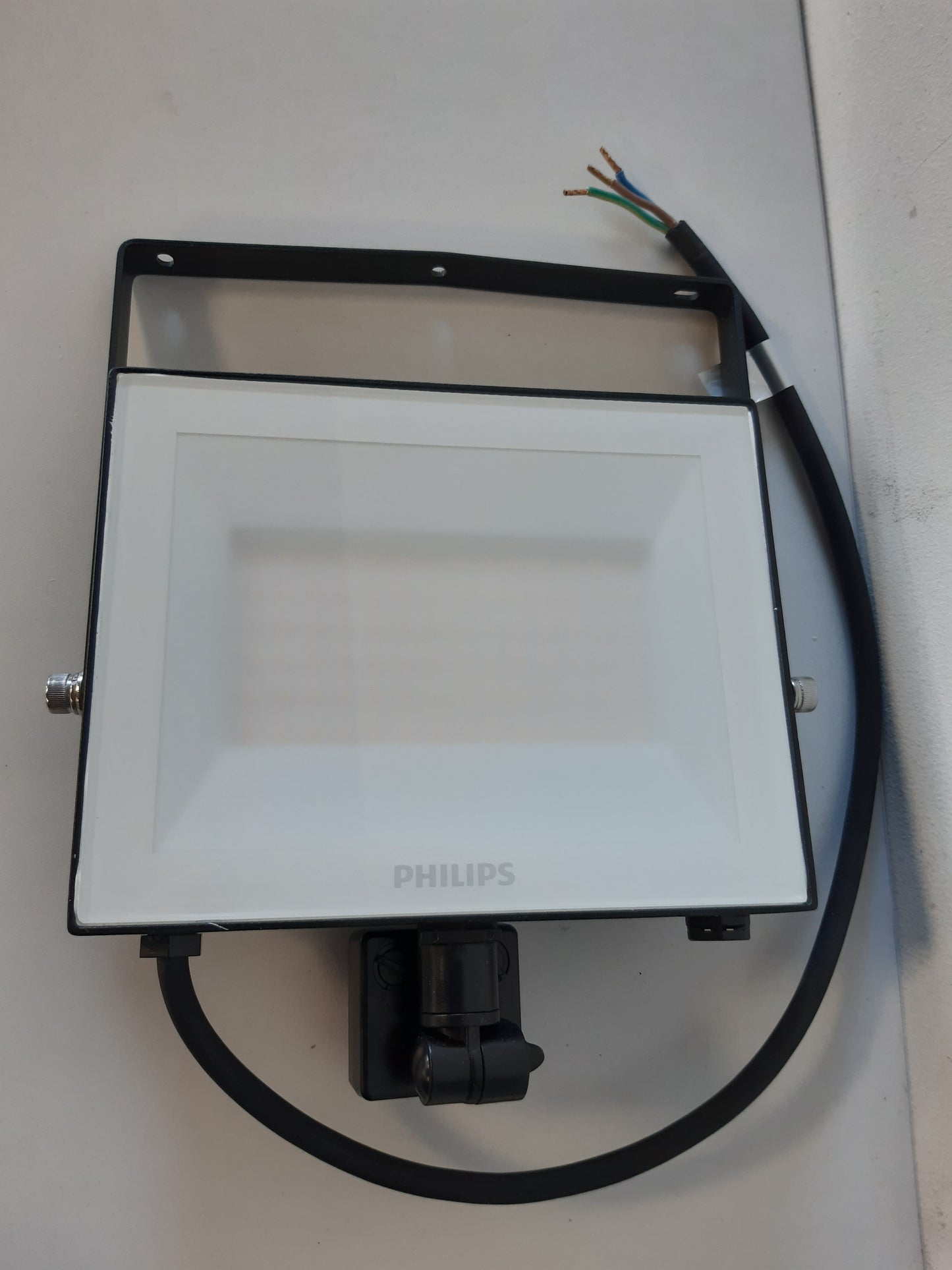 240407 - PHILIPS Dritë prozhektorësh për jashtë me sensor, 50 W, 3000 K, e zezë