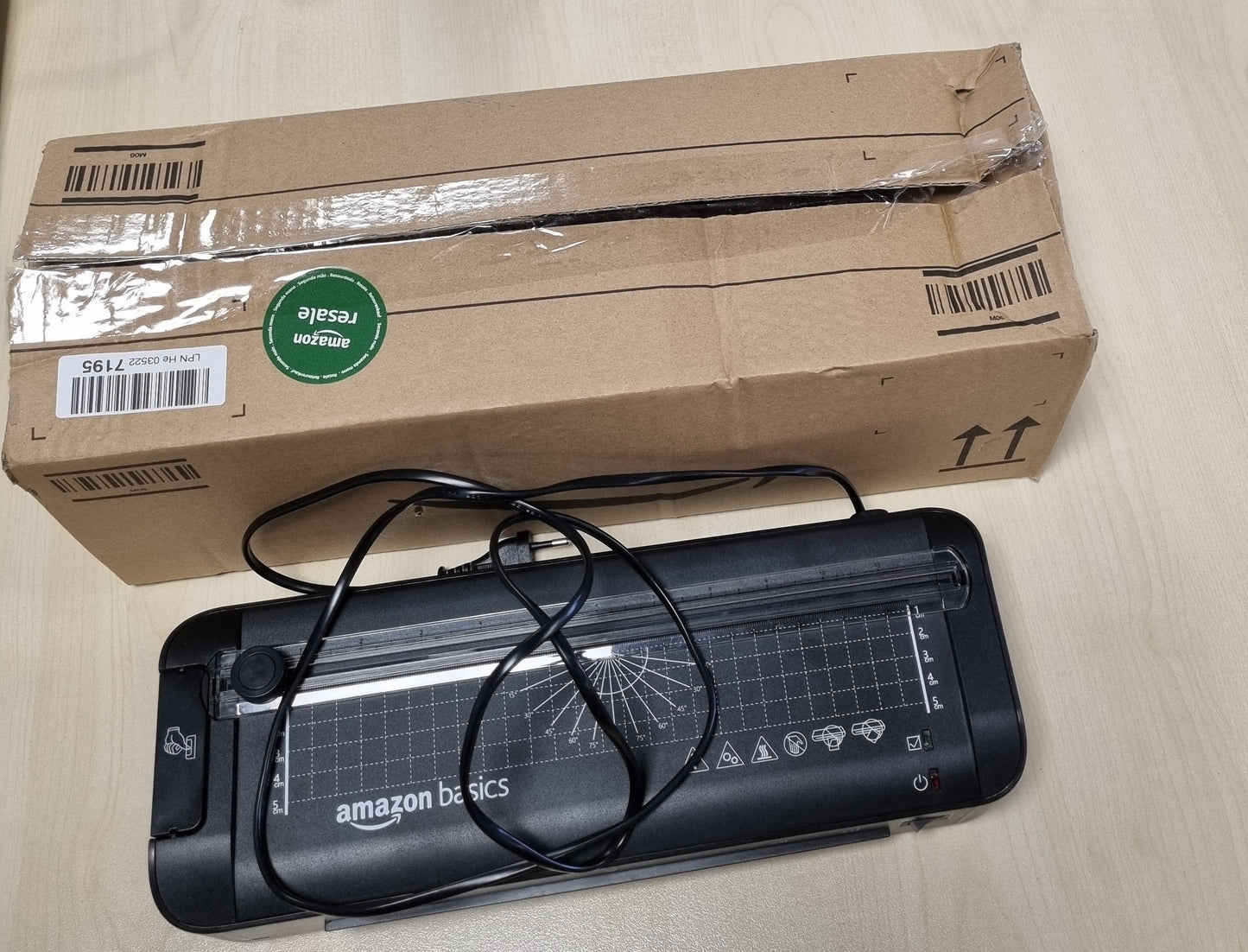 189209 - AMAZON BASICS Laminator Termik A4 3-në-1 me Funksione Prerjeje, Shpimi dhe Rrumbullakosjeje Këndesh, 10 Qese të Përfshira, Prizë EU, Ngjyra e Zezë