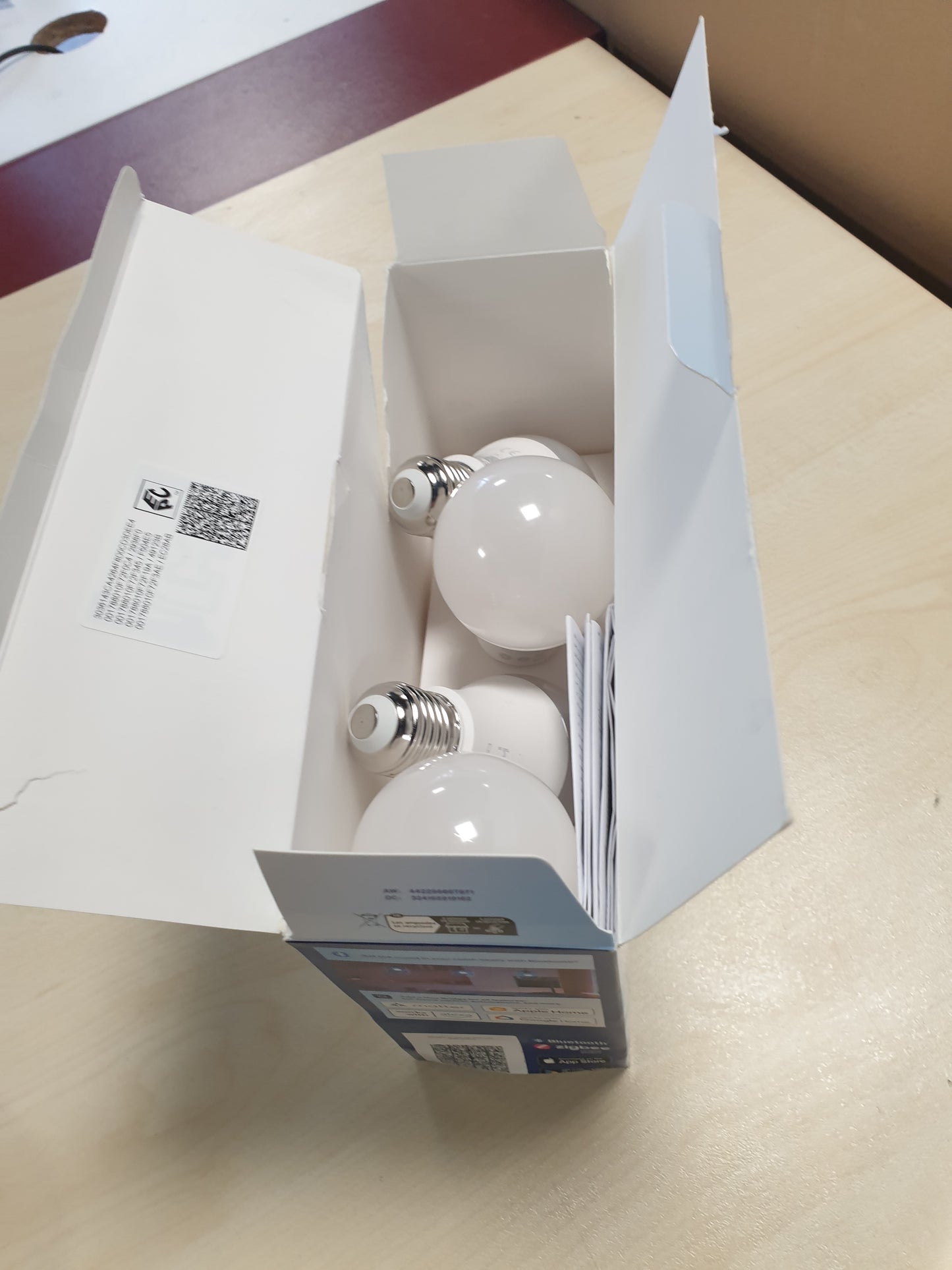 250239 - PHILIPS Hue Essential A60 Llampa inteligjente LED, E27, 8W, 2200-6500 K, 806 lm, me errësim, e pajtueshme me Alexa, Google dhe Apple Home, Pako me 4
