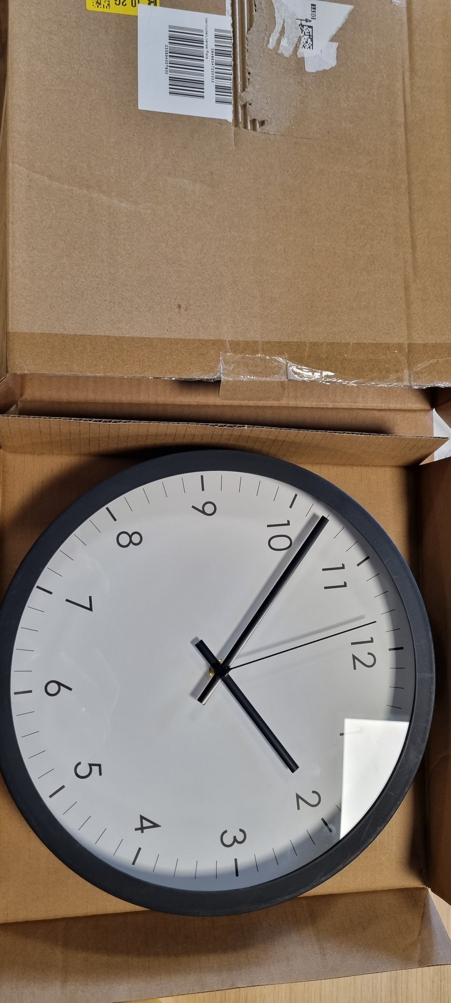 256806 - AMAZON BASICS Orë muri e rrumbullakët me bateri, e heshtur, 30 cm, e zezë