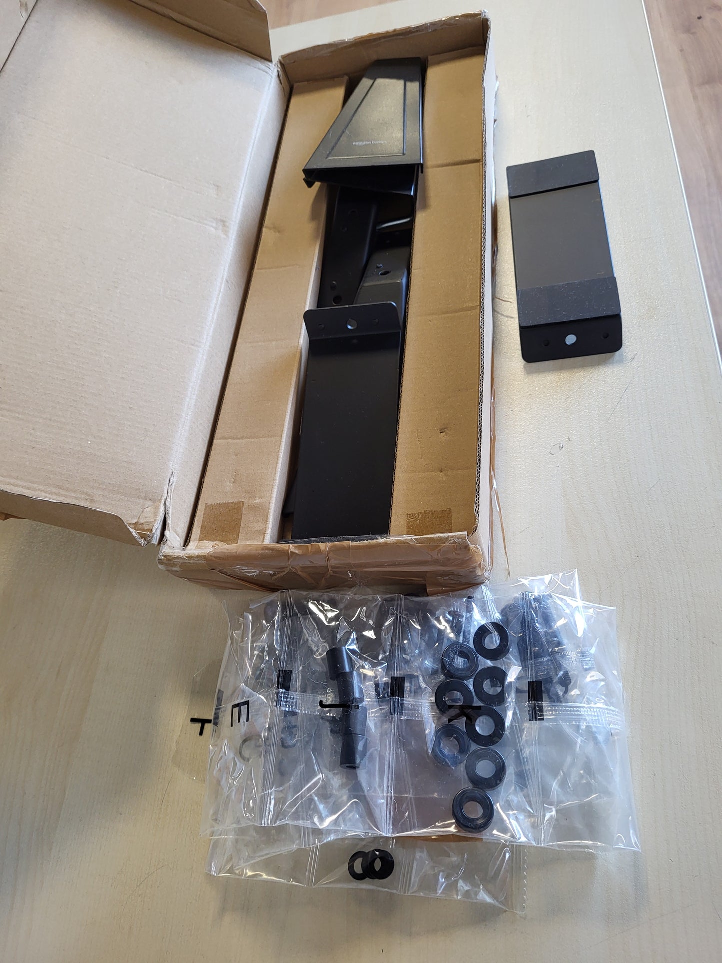 268509 - AMAZON BASICS Mbështetëse universale për televizor LCD/LED/plazma 22" deri në 77", e rregullueshme në lartësi, mbështet deri në 36 kg, VESA 800 x 400 mm, e zezë