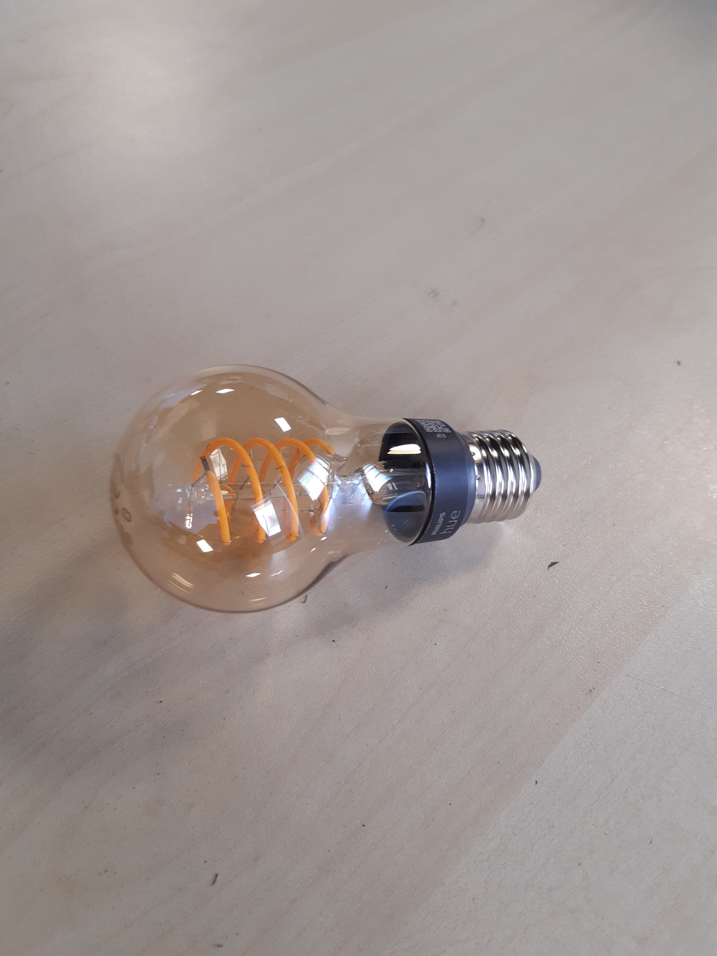 218703 - PHILIPS HUE Llambë filamenti klasike e bardhë, pajtueshme me Bluetooth, funksionon me Alexa, Google Assistant dhe Apple HomeKit